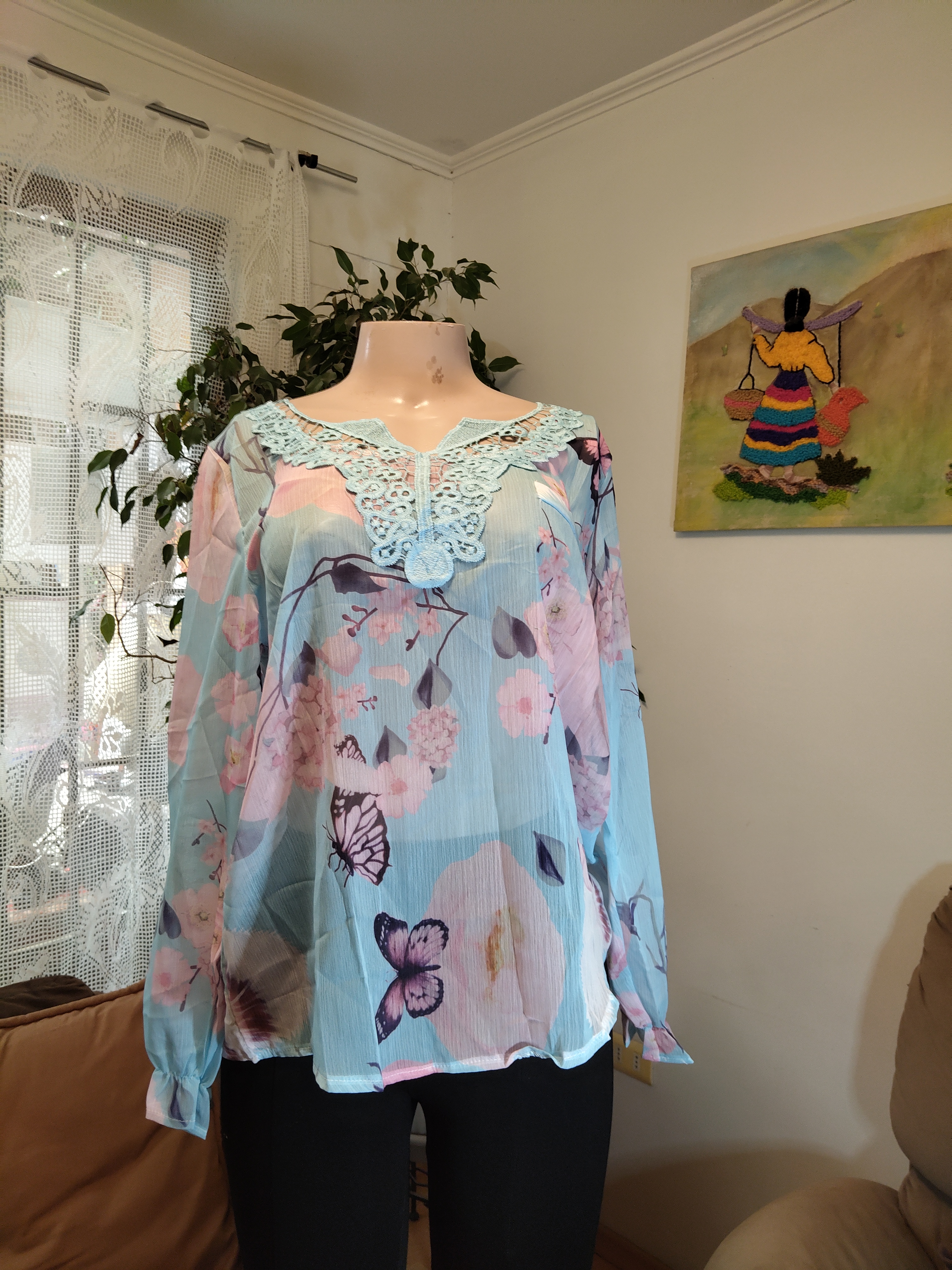 Blusa celeste mariposas y flores
