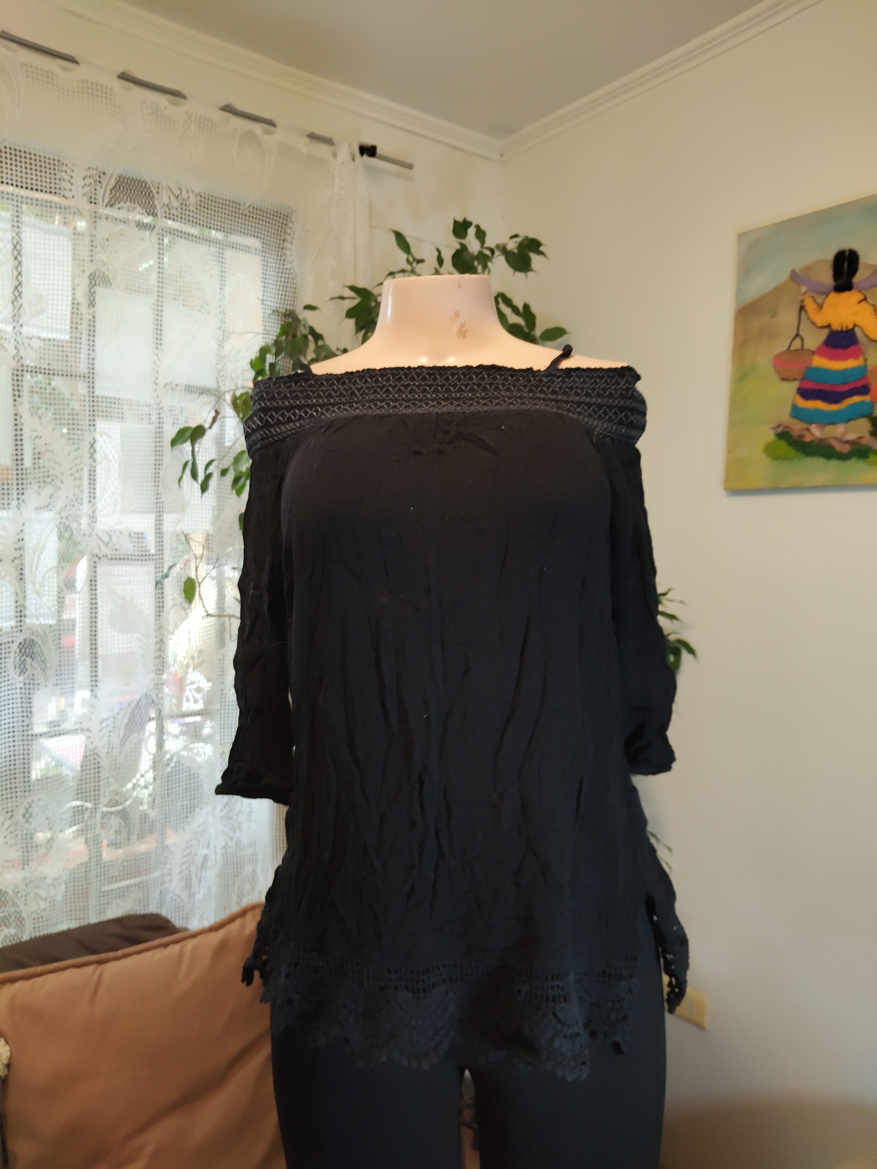 Blusa negra off-shoulder con encaje