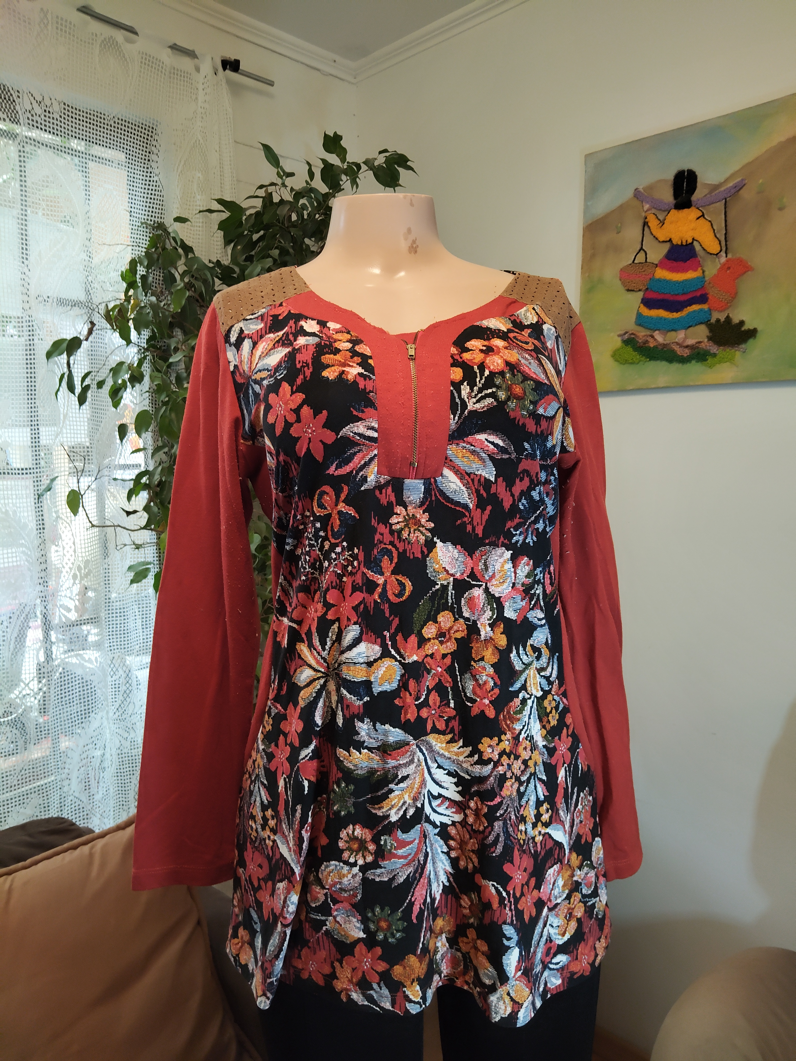 Túnica floral negra con mangas terracota