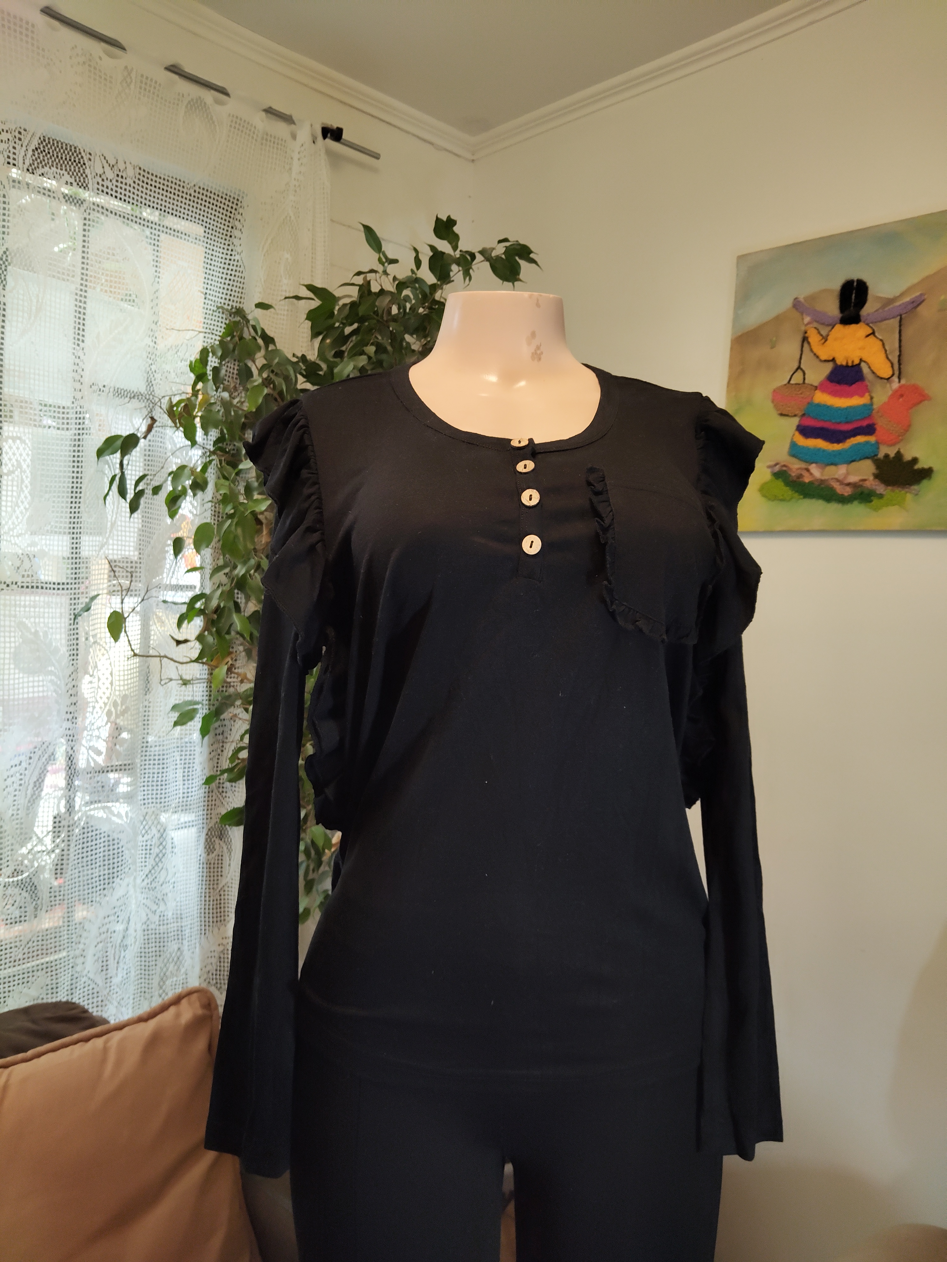 Top negro con volados y botones naturales