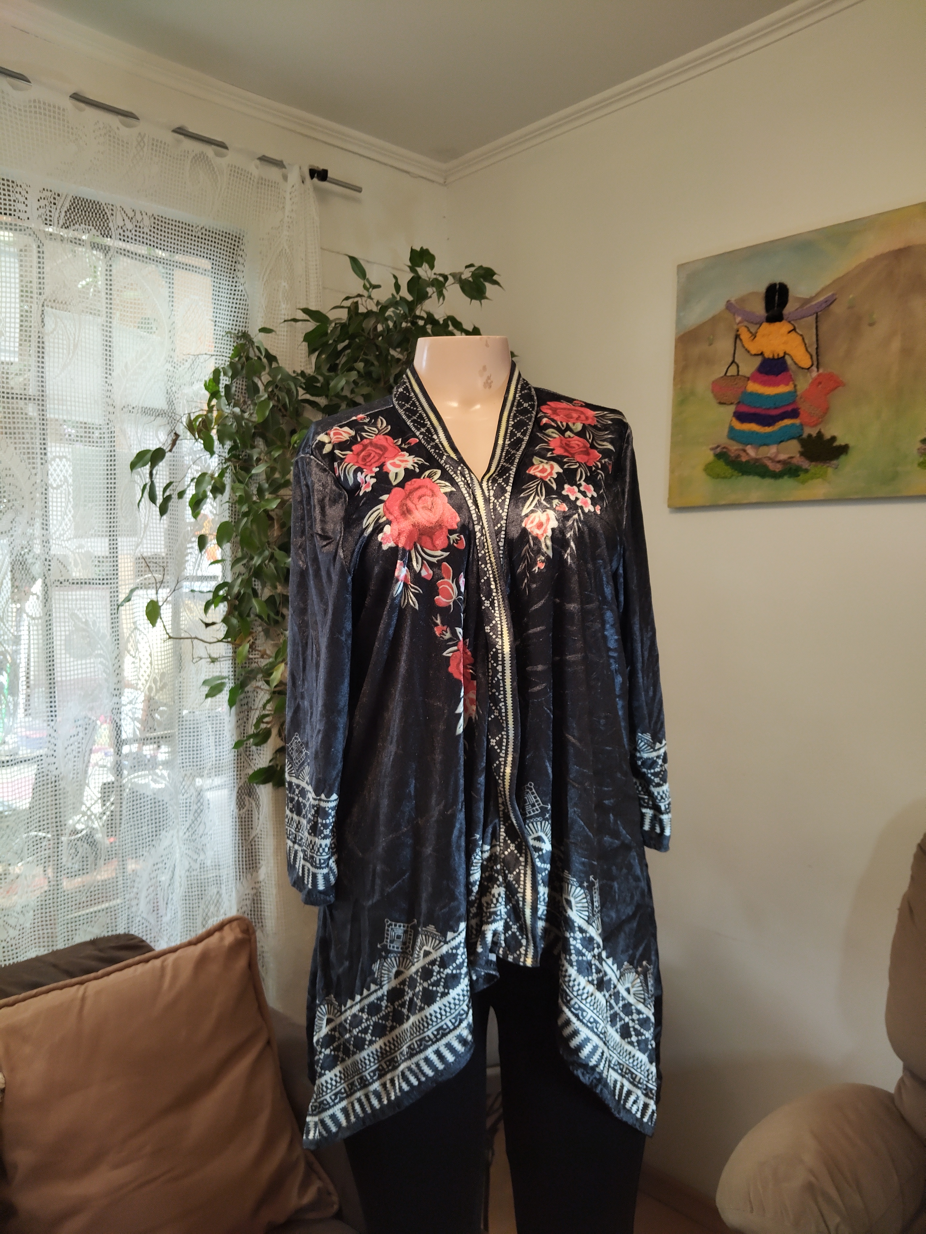 Kimono terciopelo azul con rosas bordadas