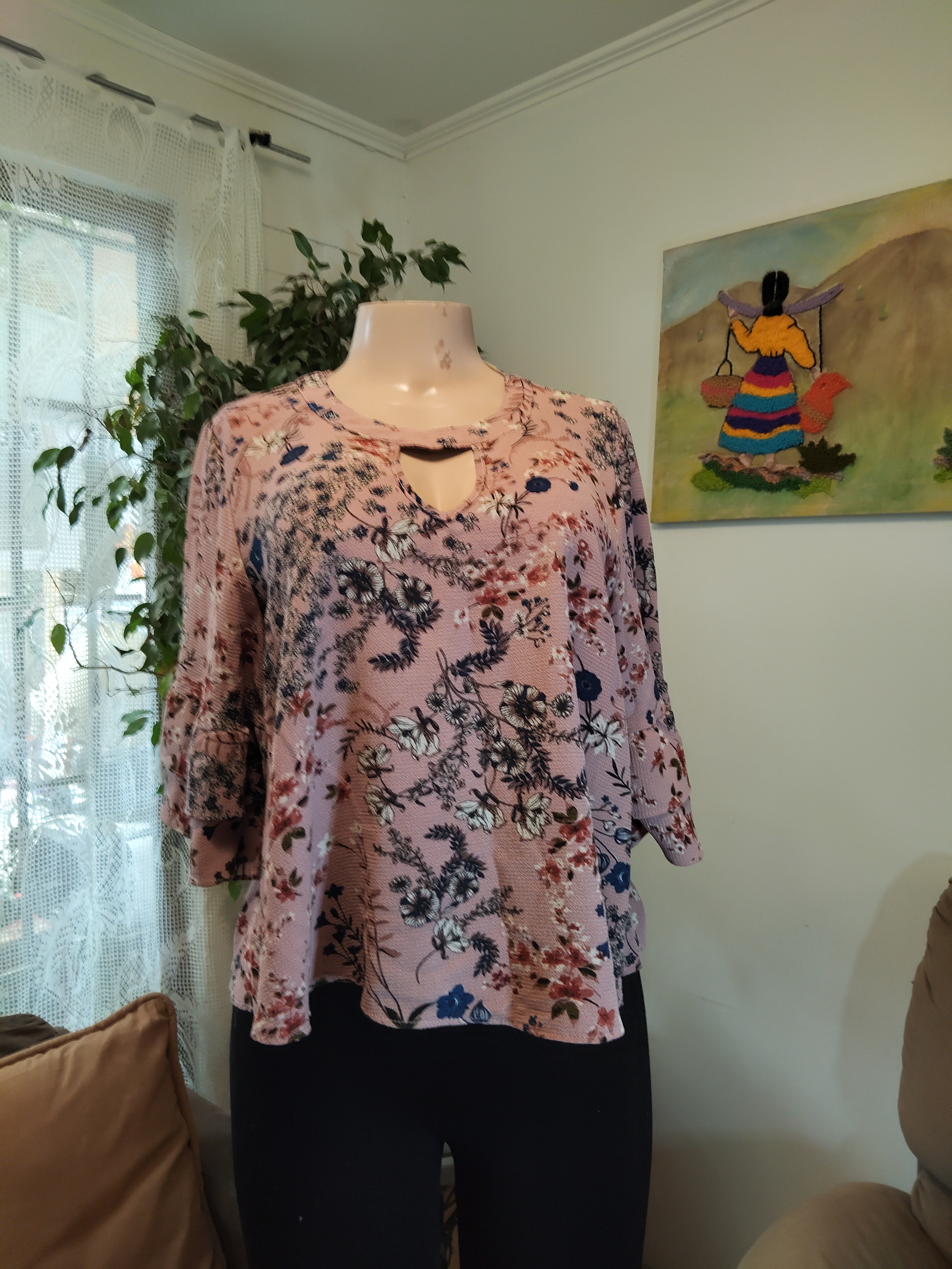 Blusa rosa floral con abertura en escote
