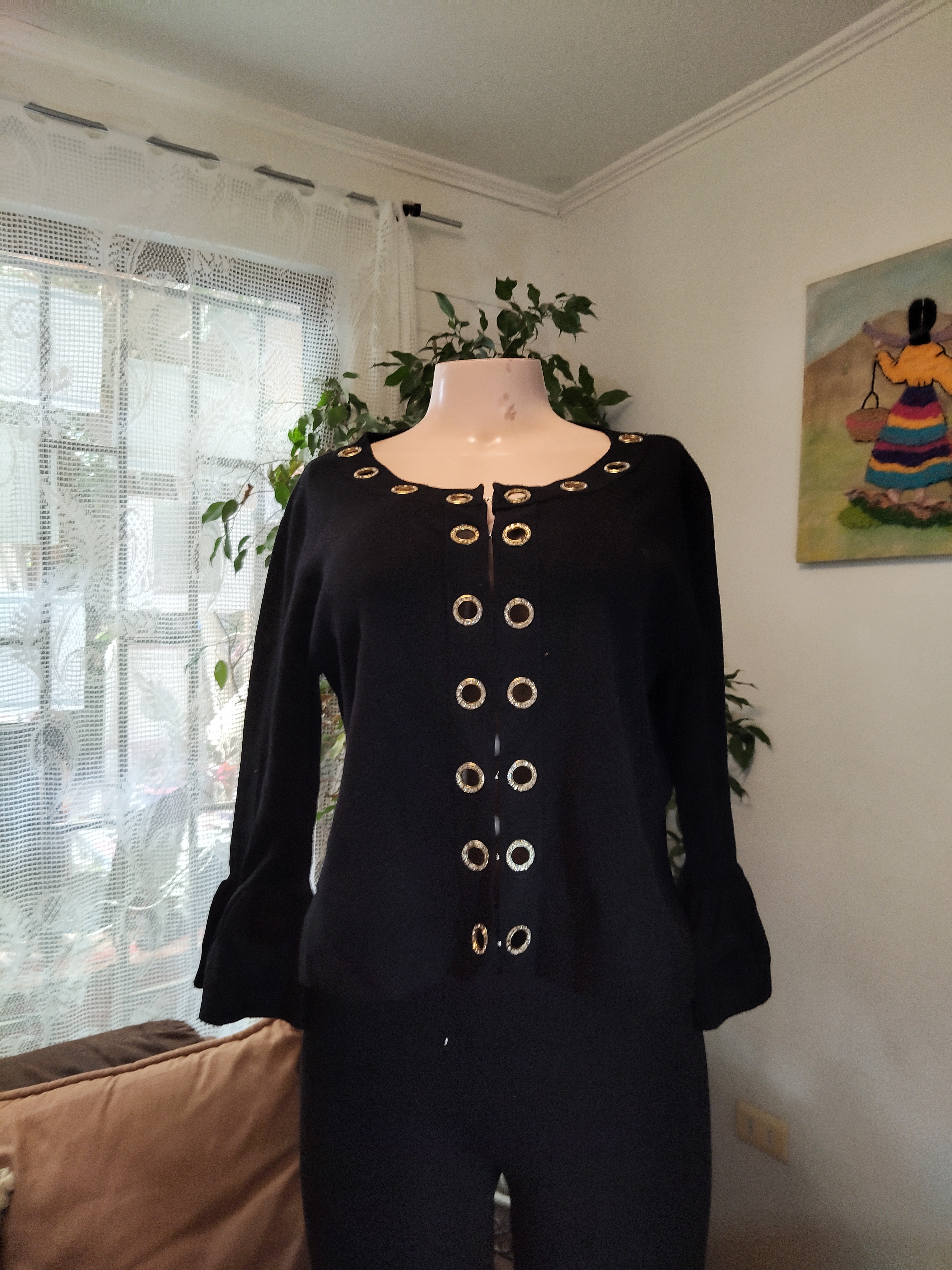 Blusa negra con argollas doradas