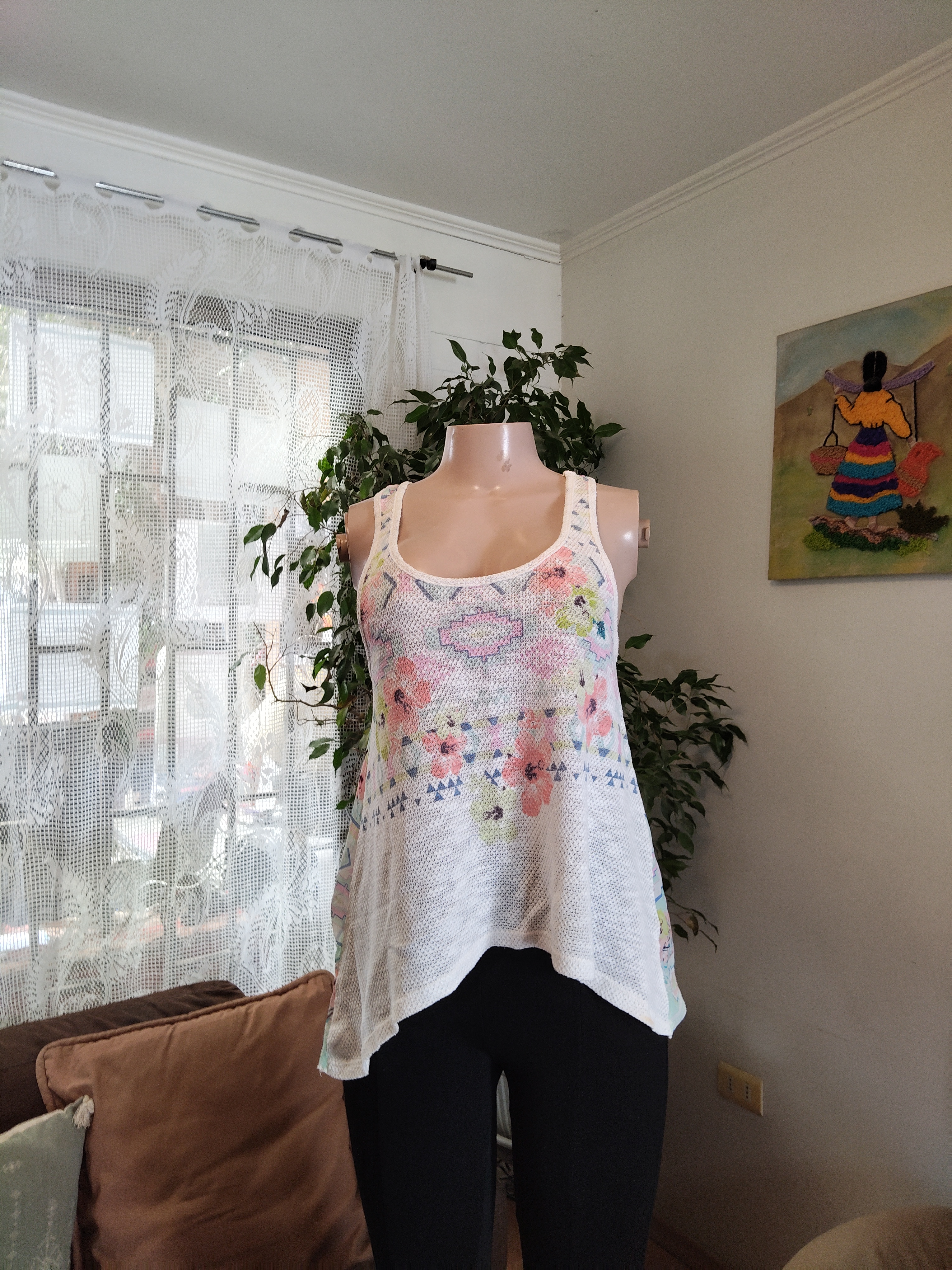 Musculosa calada blanca estampado floral