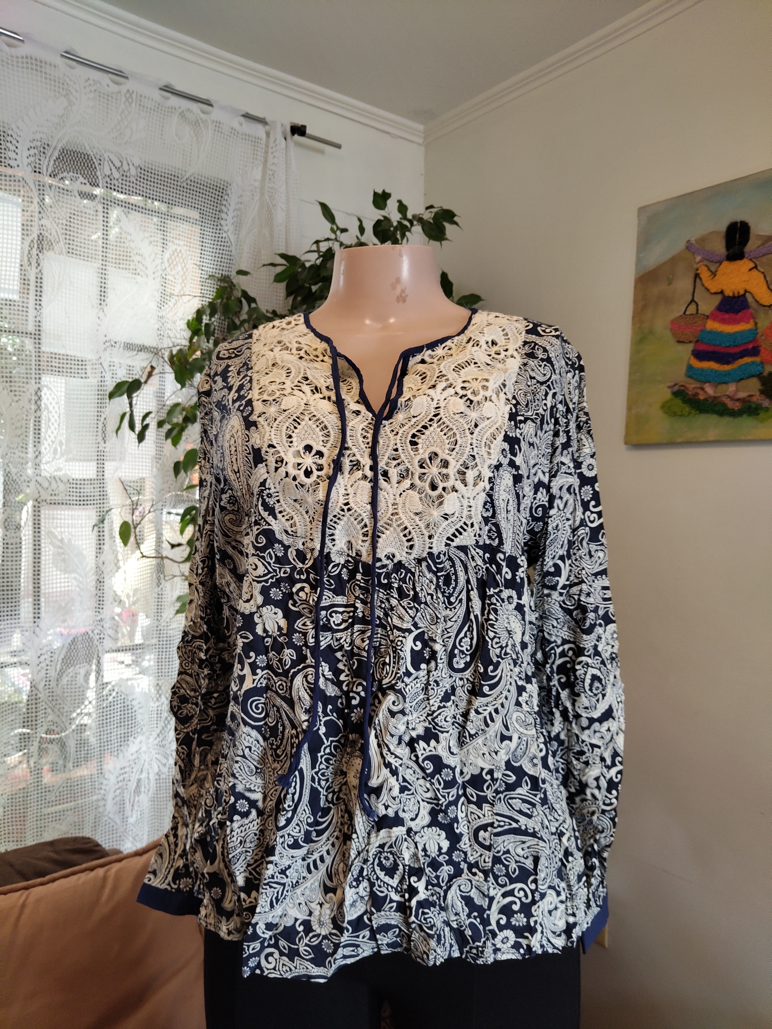 Blusa azul marino paisley con encaje crudo