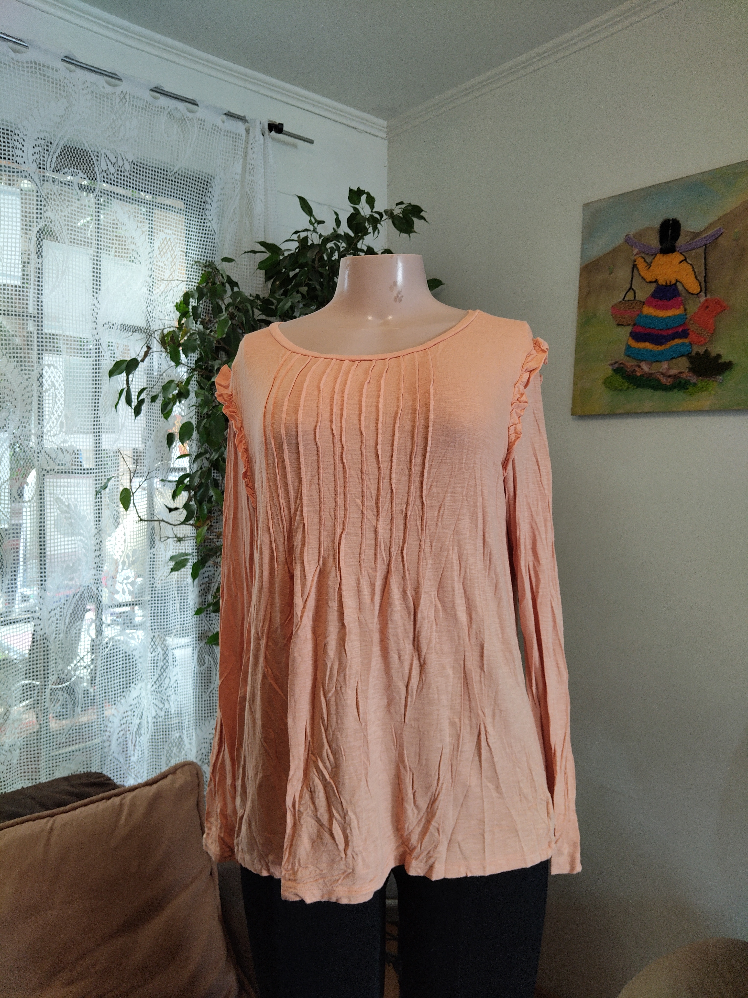 Top salmón plisado con volados en hombros