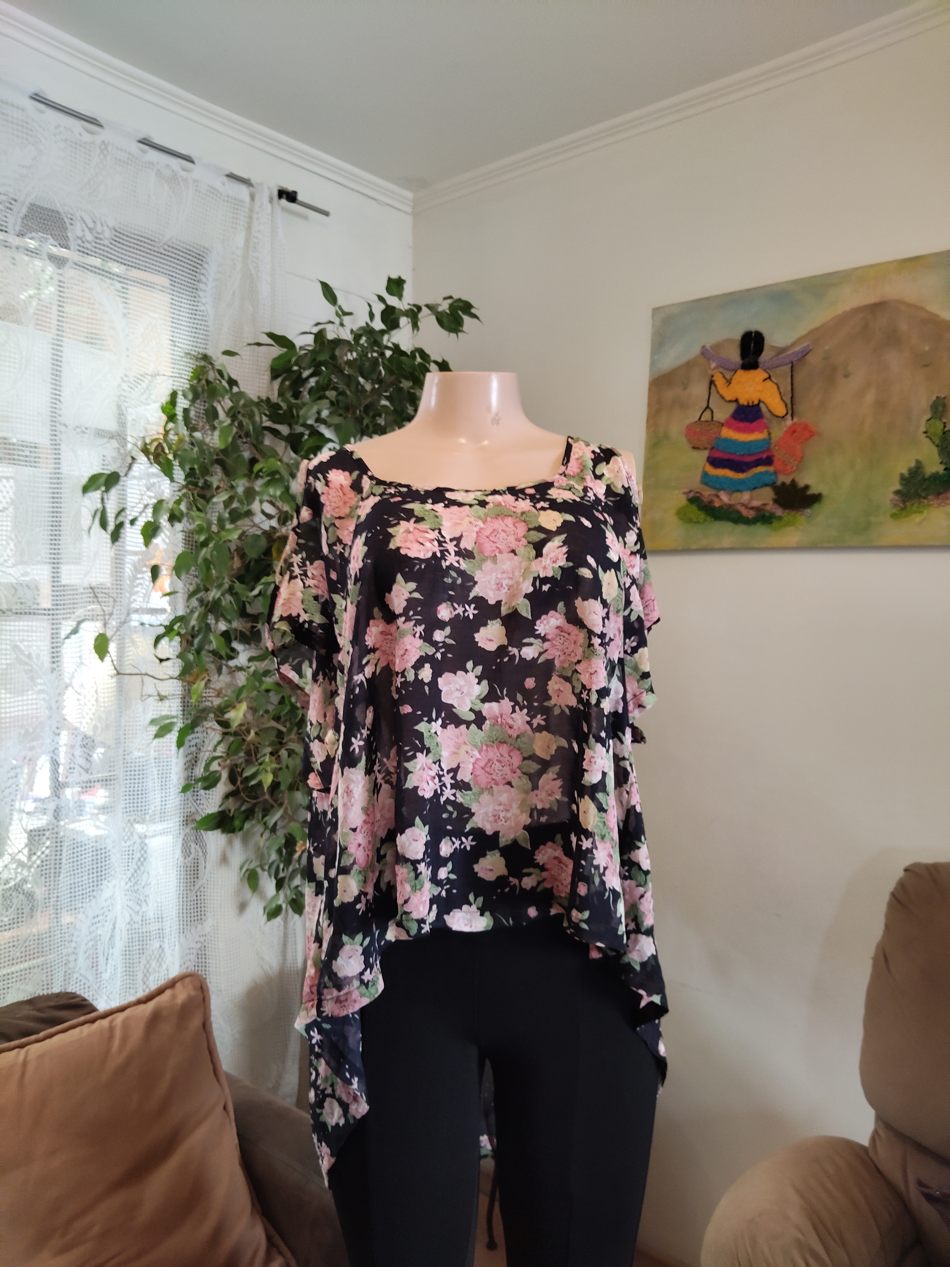 Blusa negra floral rosas rosadas manga asimétrica