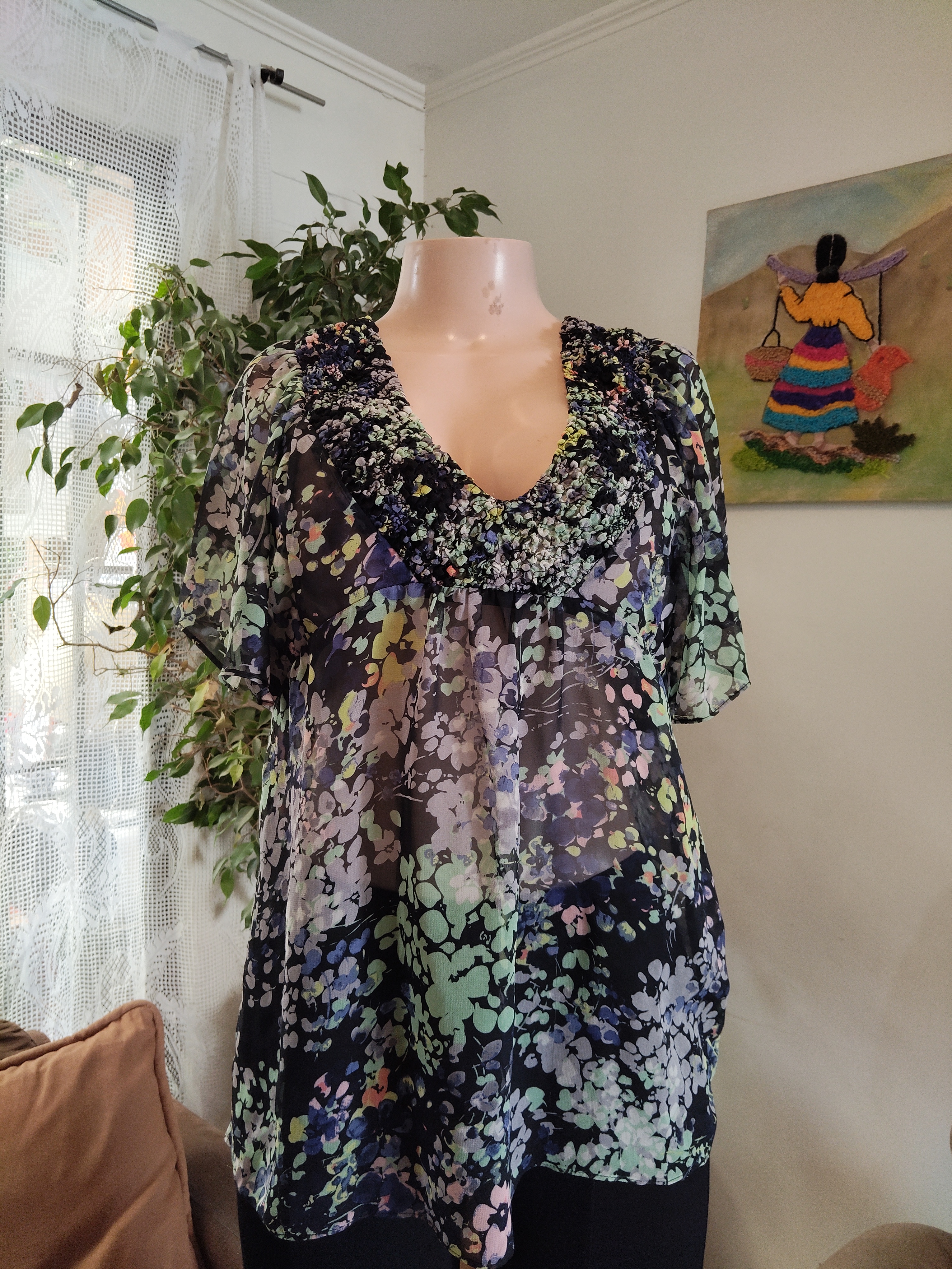 Blusa gasa negra floral con cuello adornado