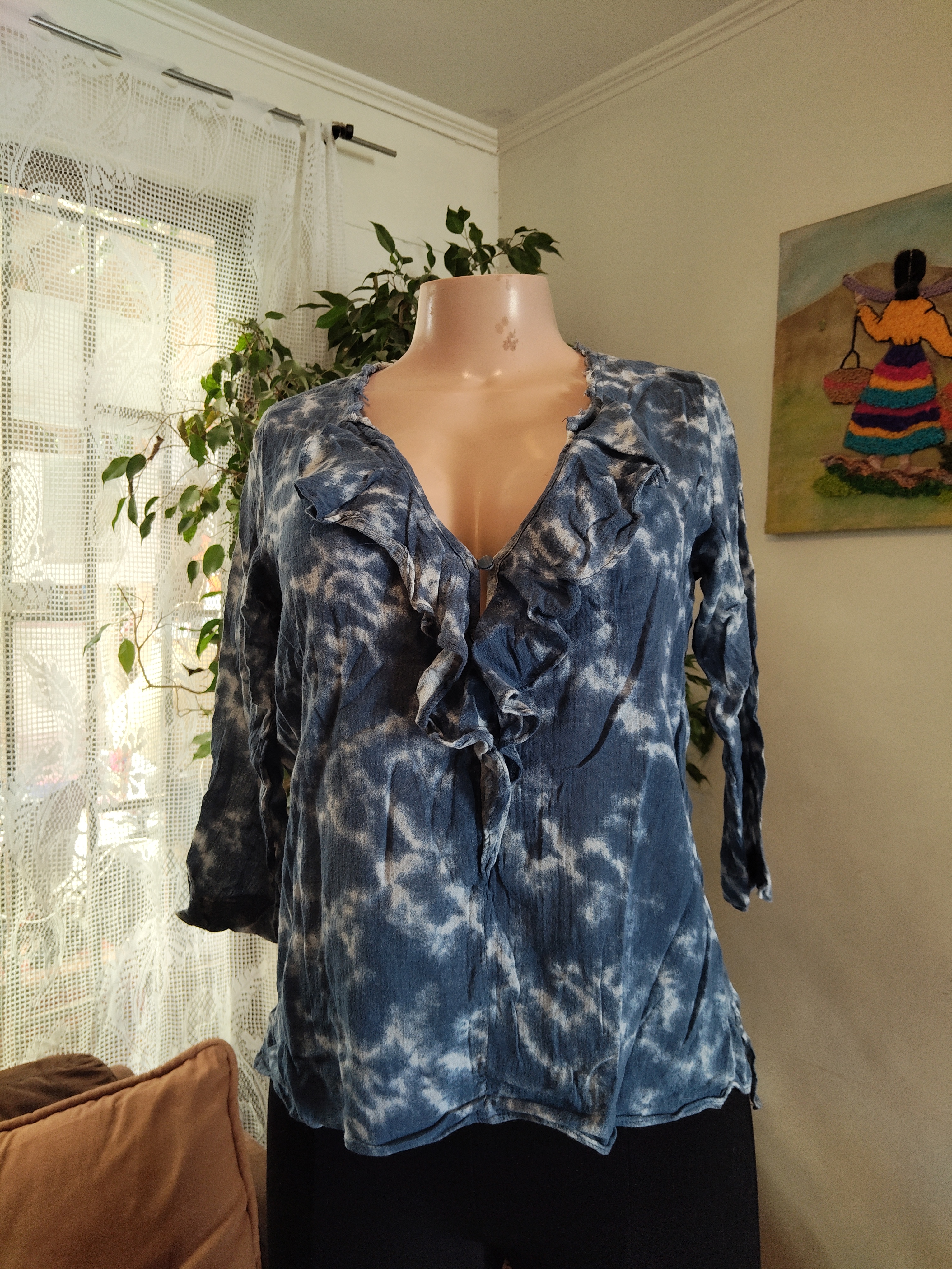 Blusa tie-dye azul con volados en escote