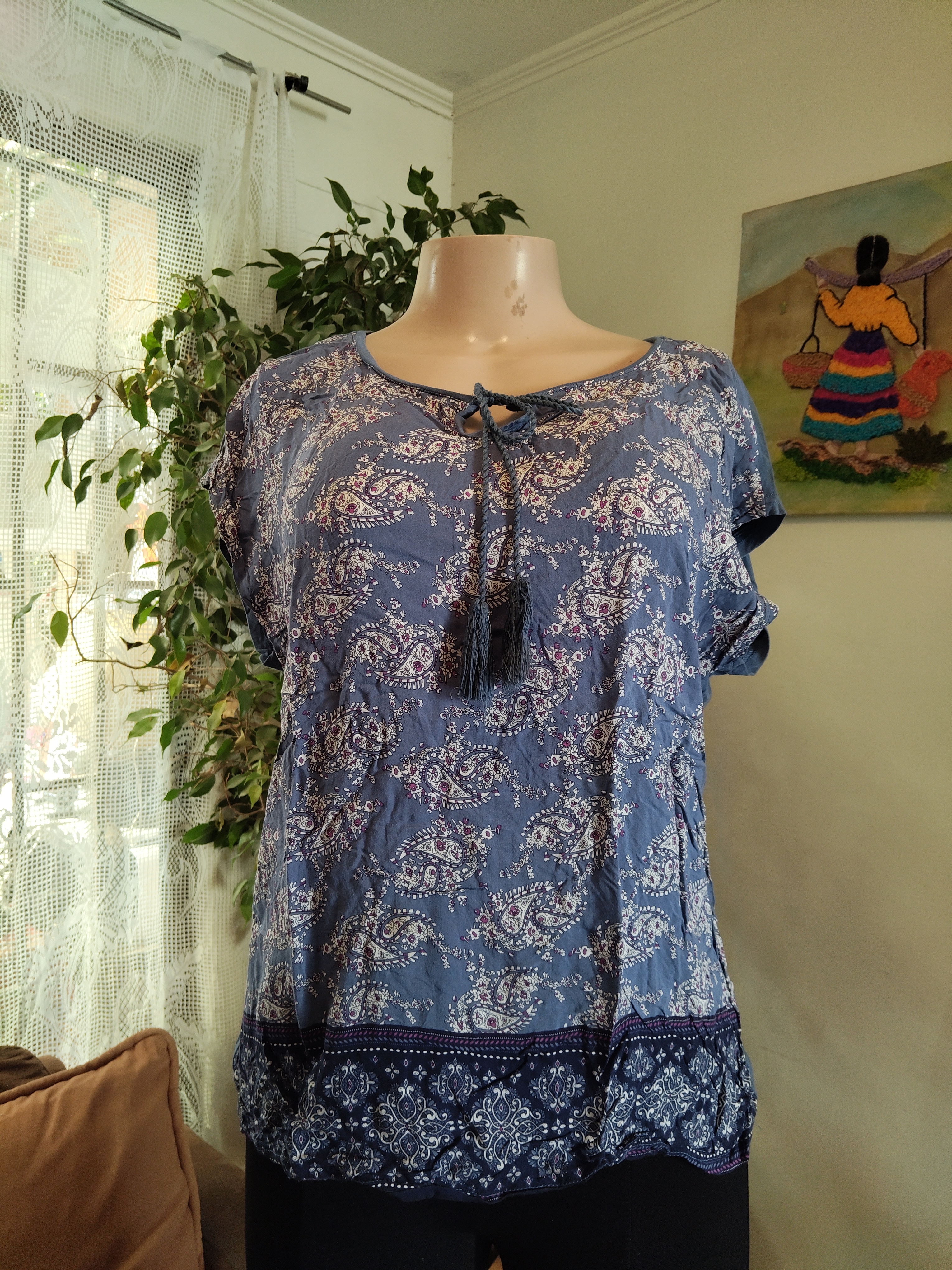 Blusa azul grisáceo paisley con borla