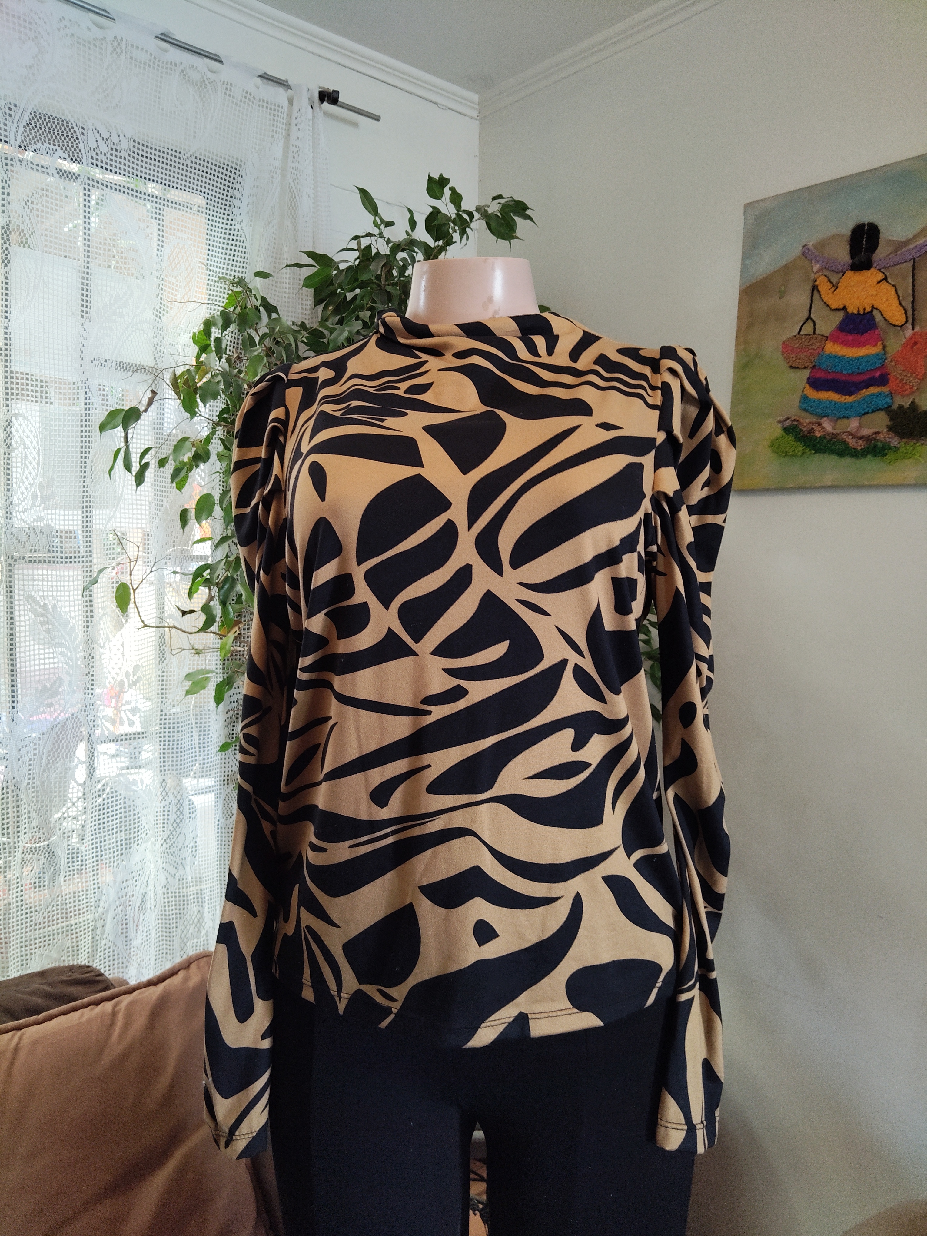 Top animal print camel y negro manga fruncida