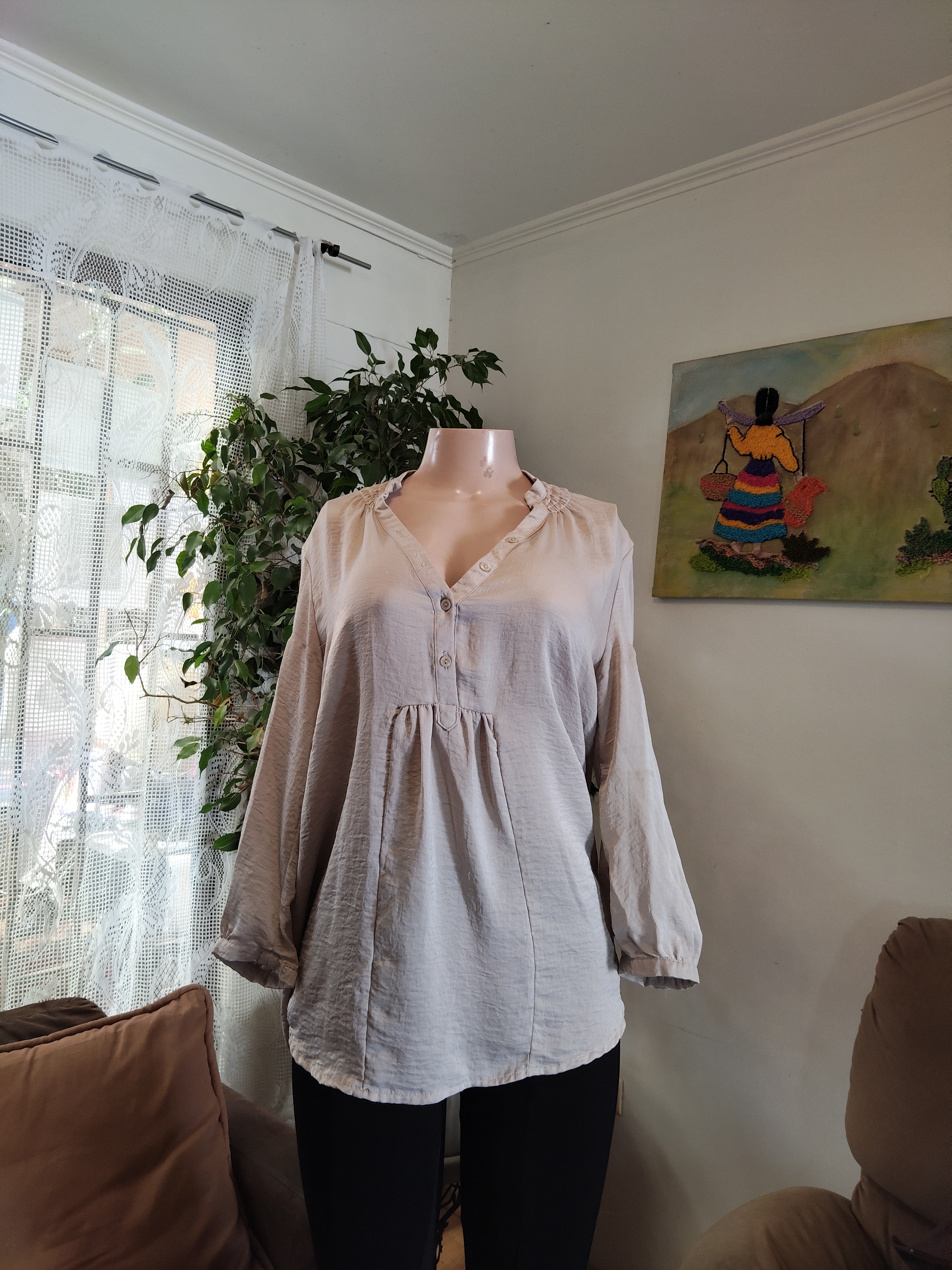Blusa lino gris perla con frunce y botones