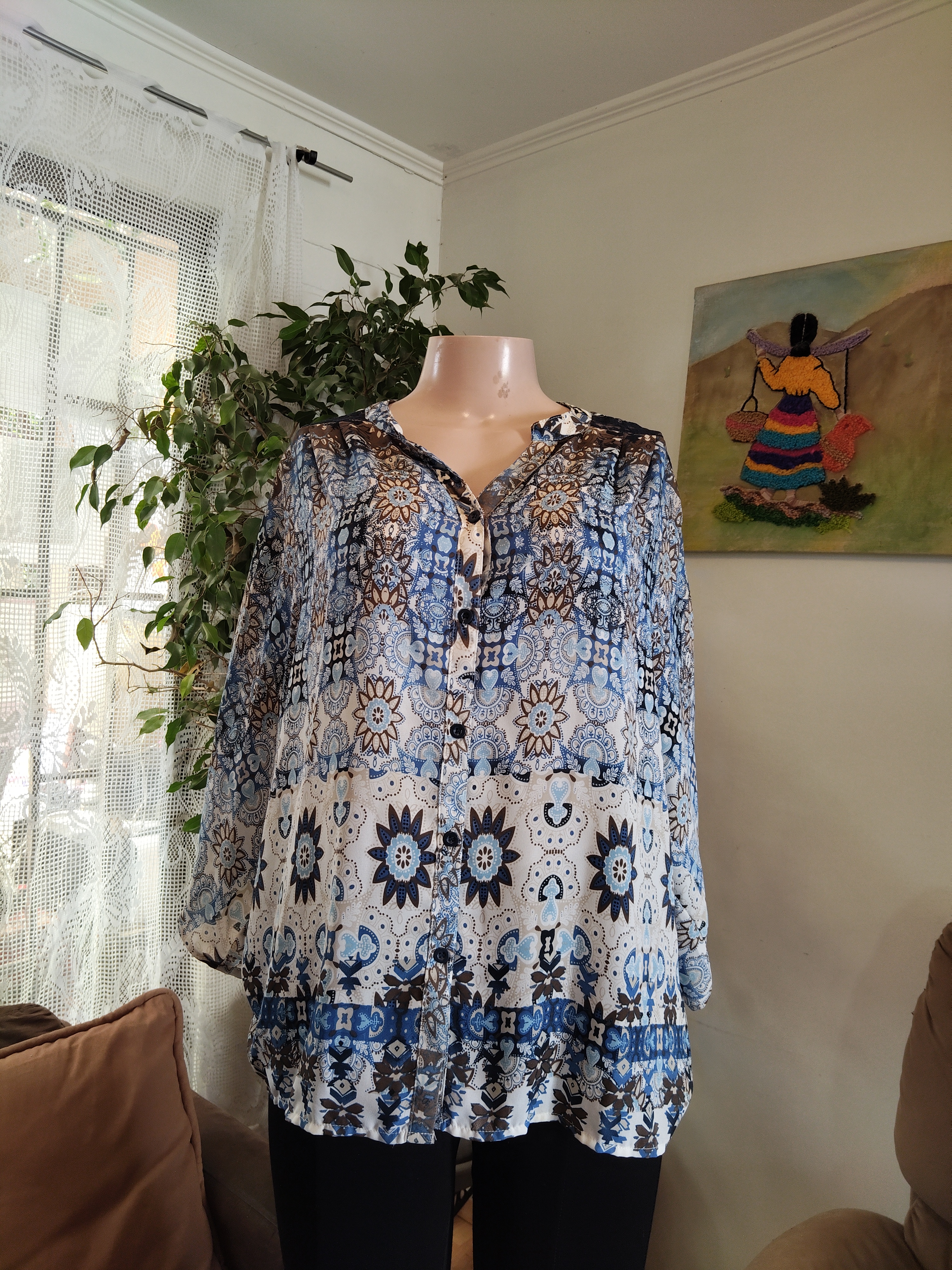 Blusa azul étnica con mandala y botones