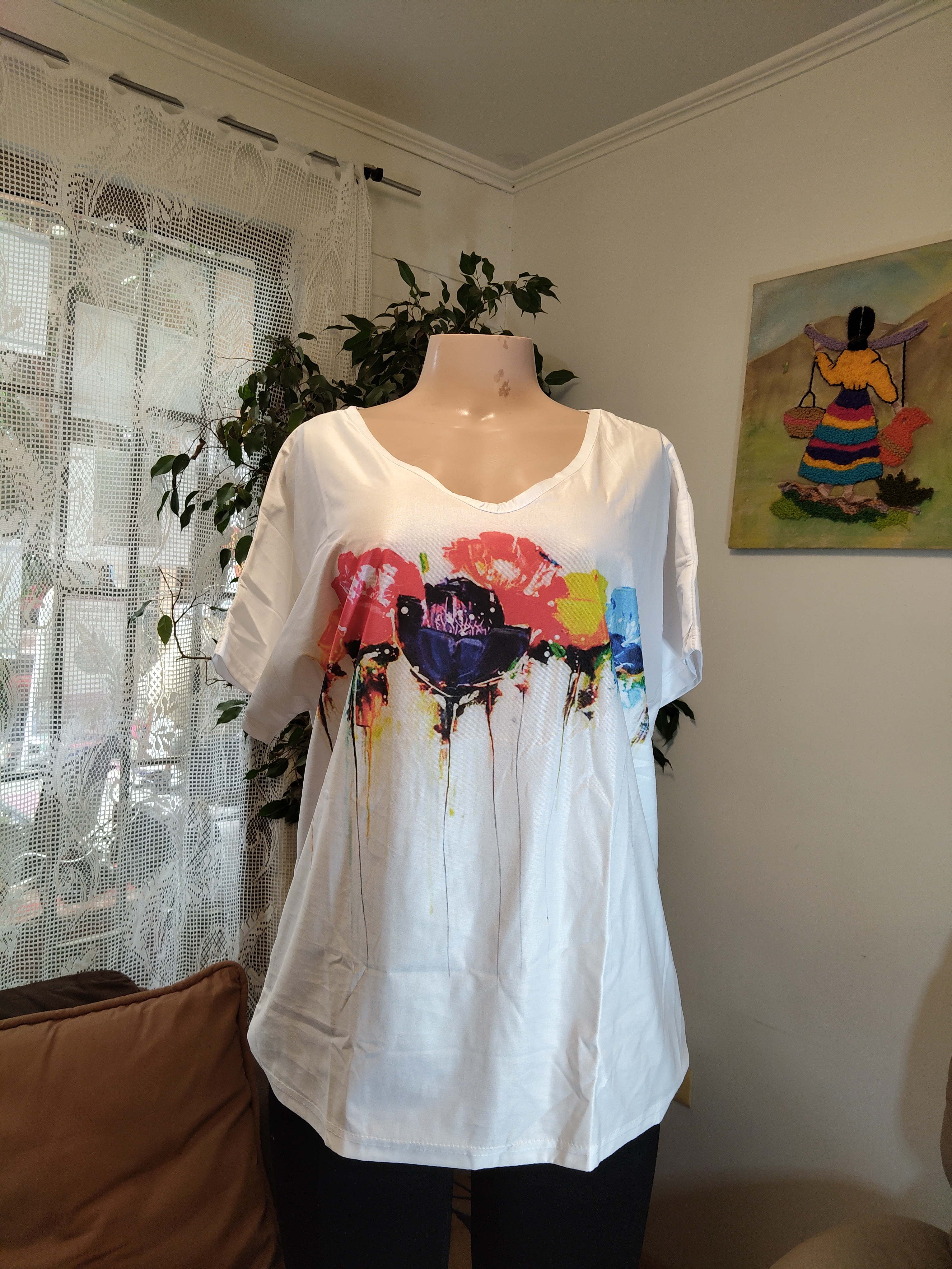 Polera blanca estampado flores acuarela