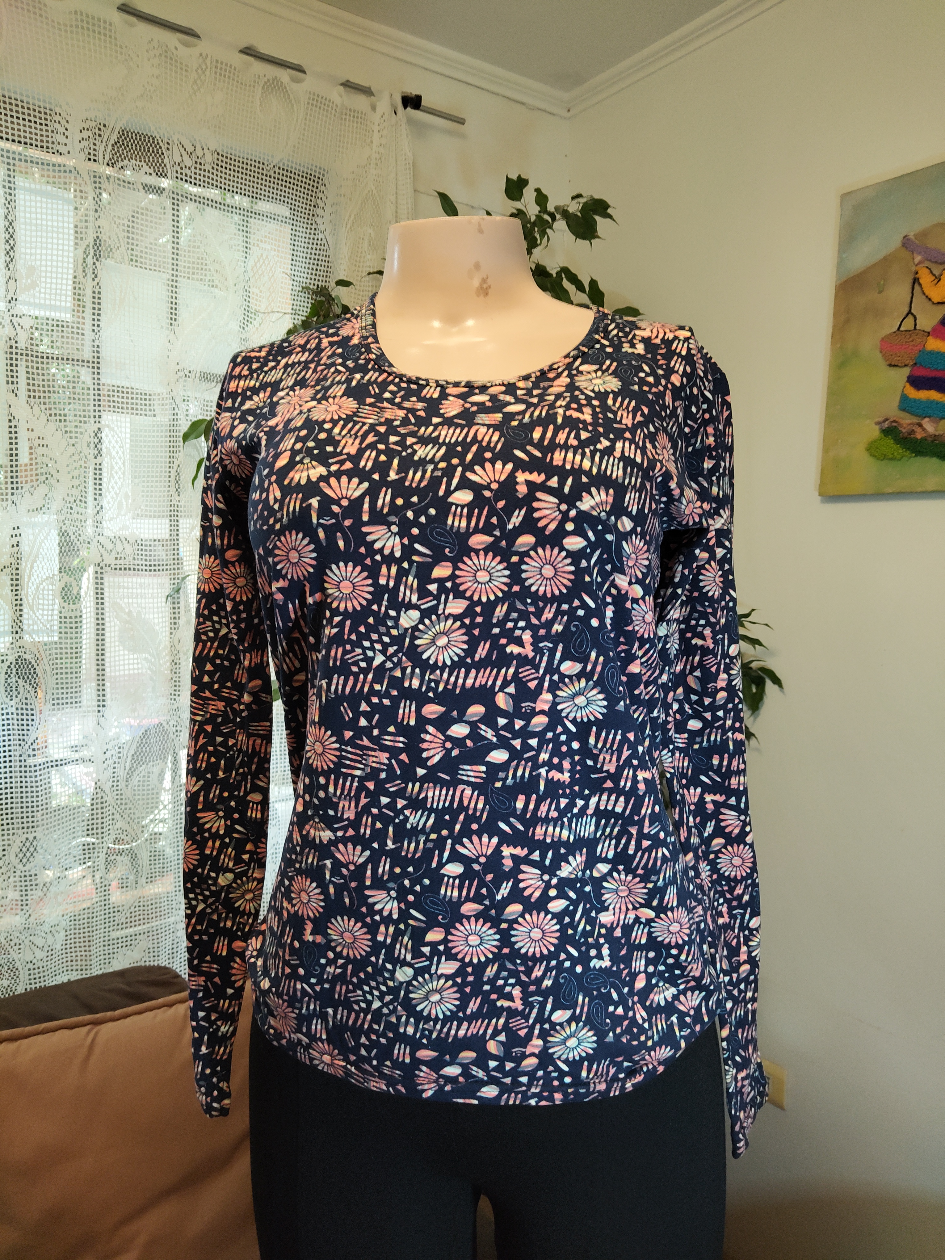 Top azul marino margaritas rosa manga larga