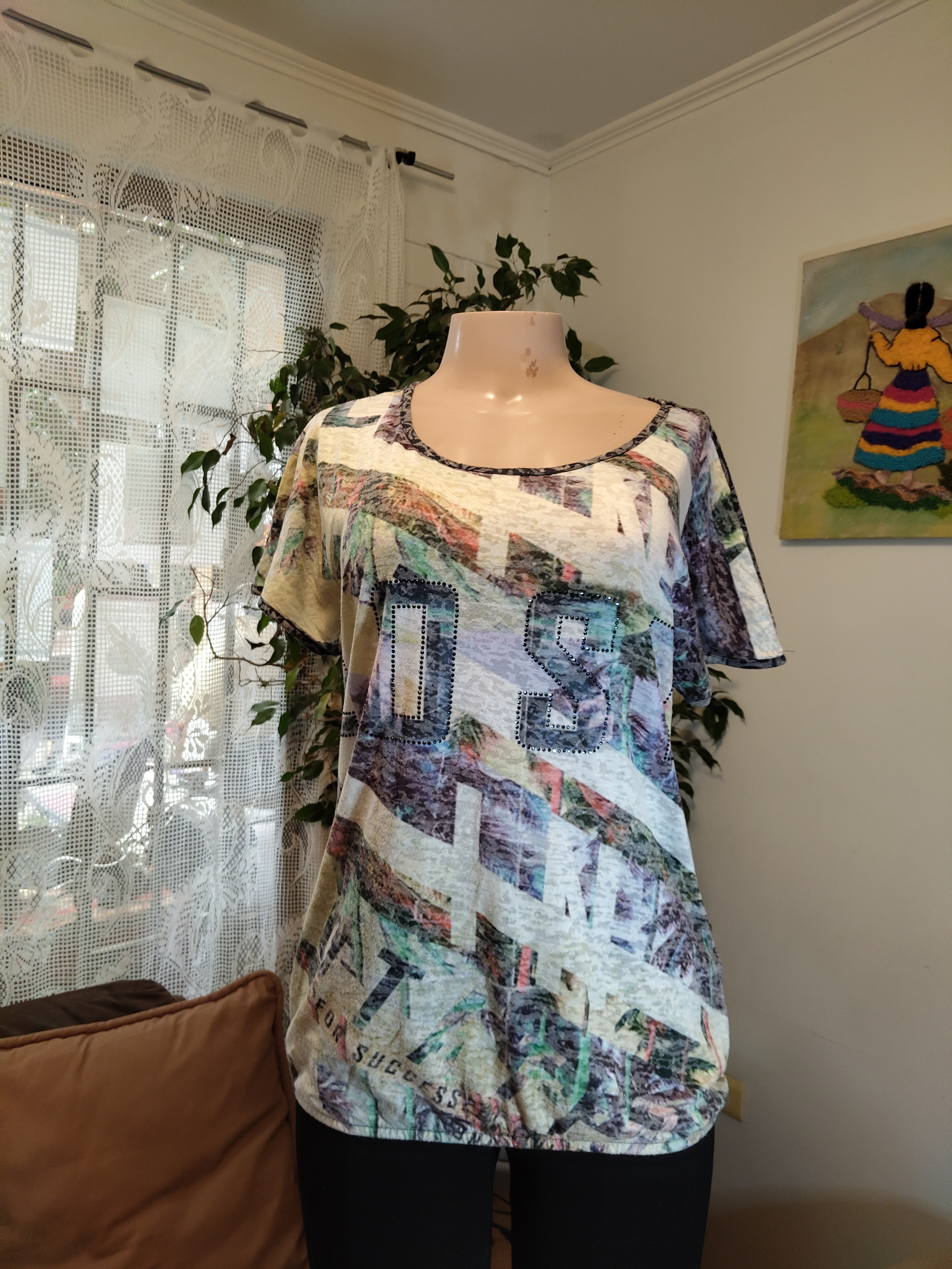 Top manga corta estampado urbano con strass