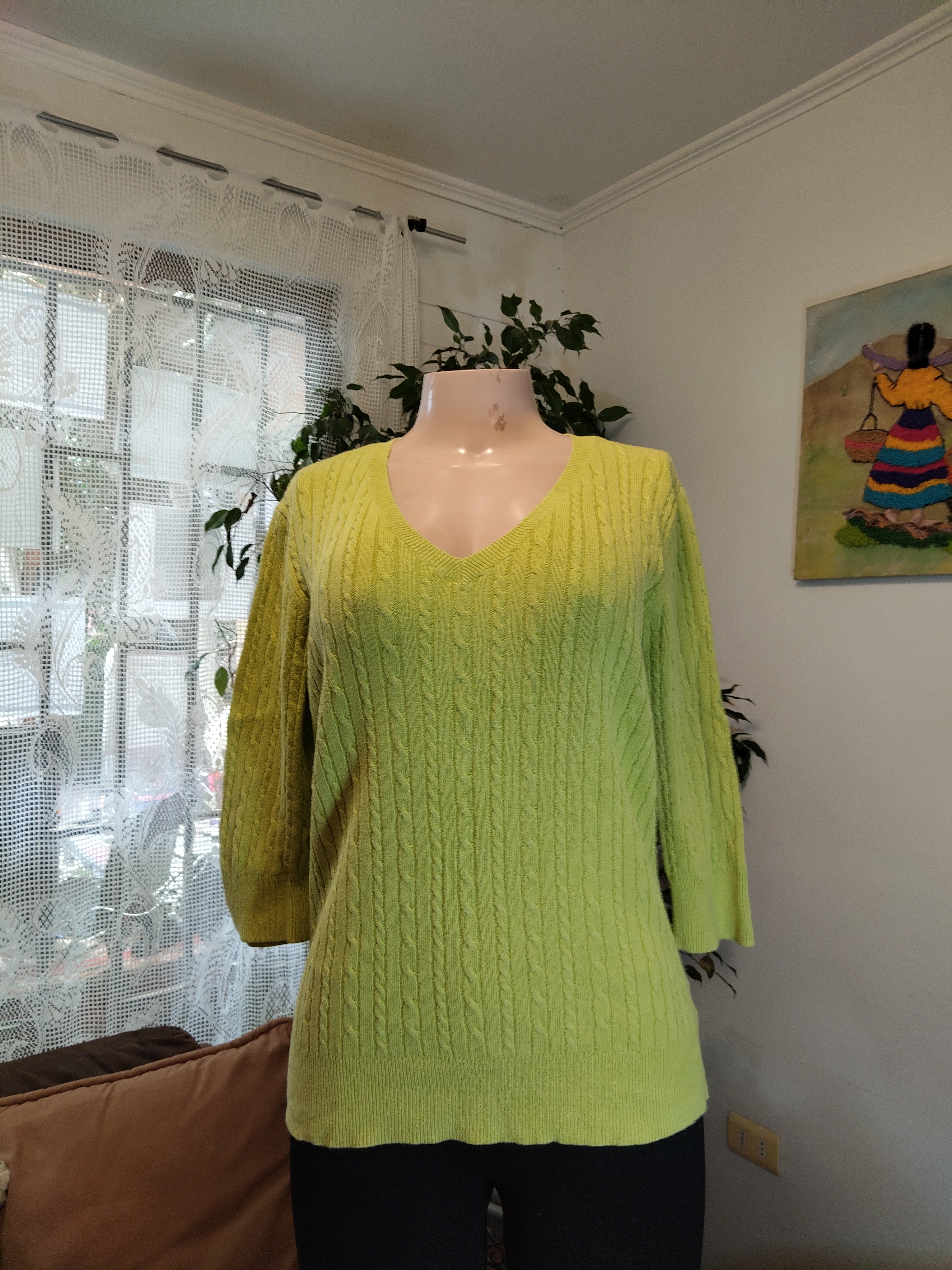 Sweater verde limón trenzado escote V