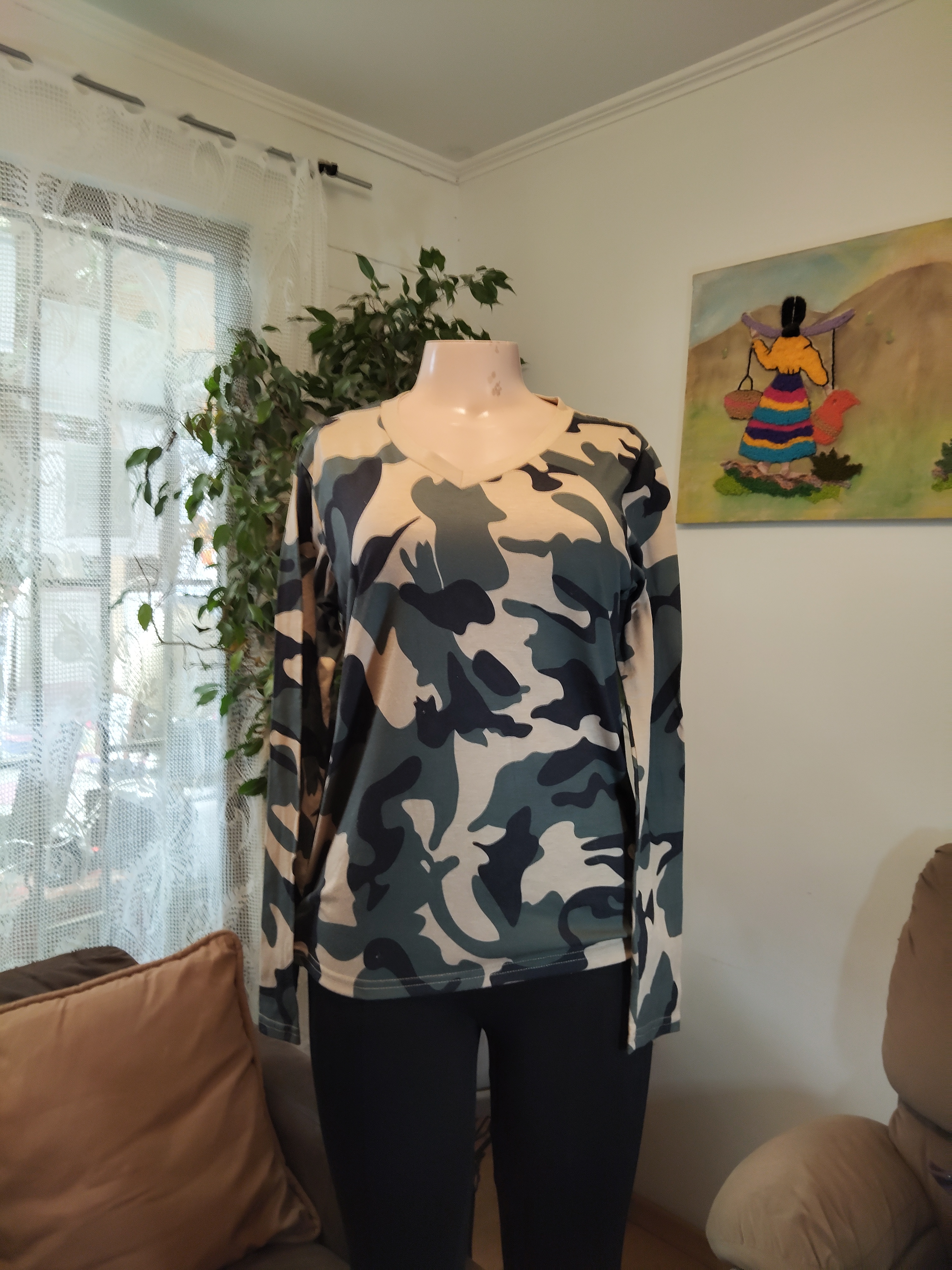 Polera camuflada urbana gris y verde