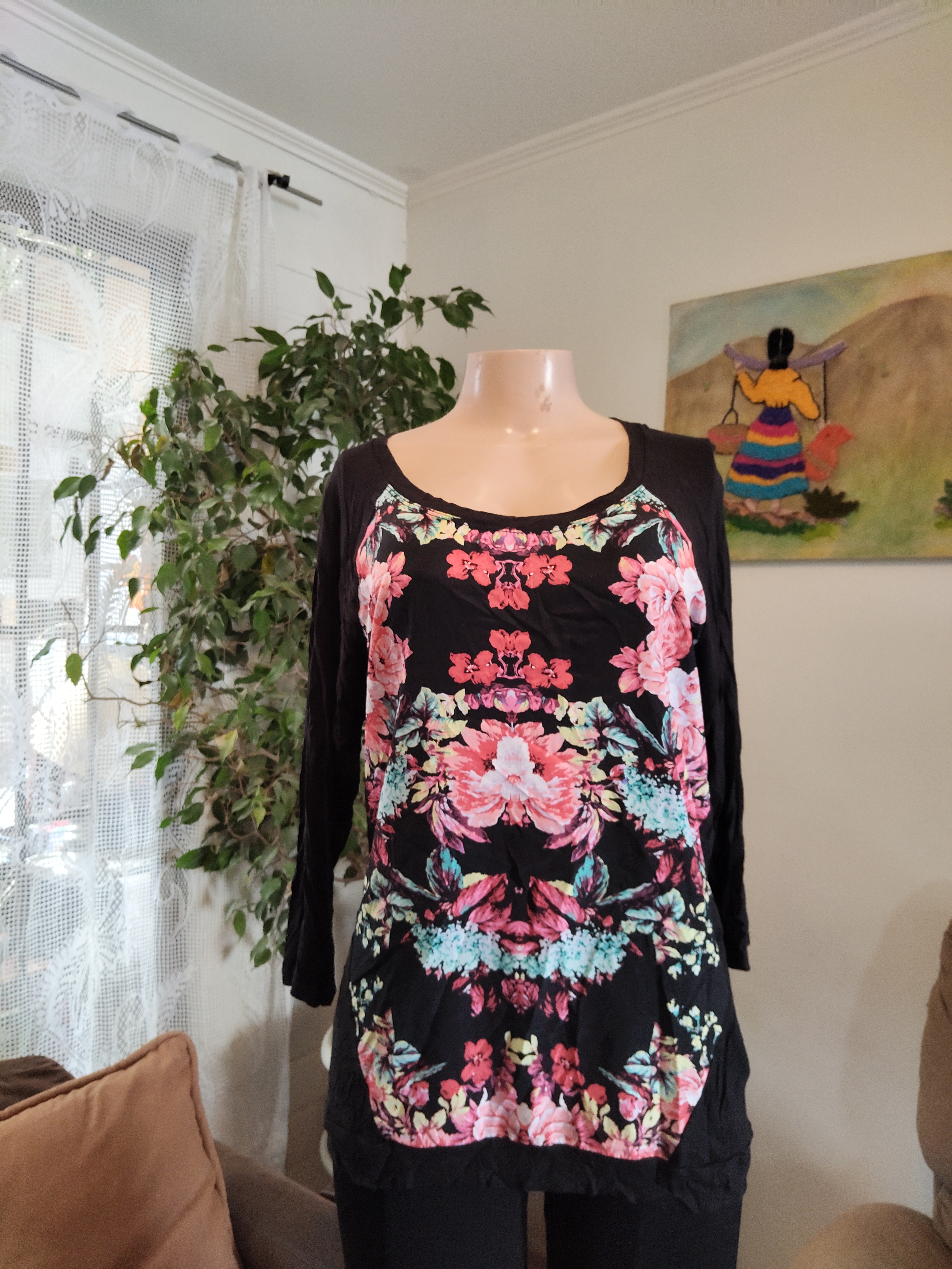 Túnica negra floral espejada manga larga