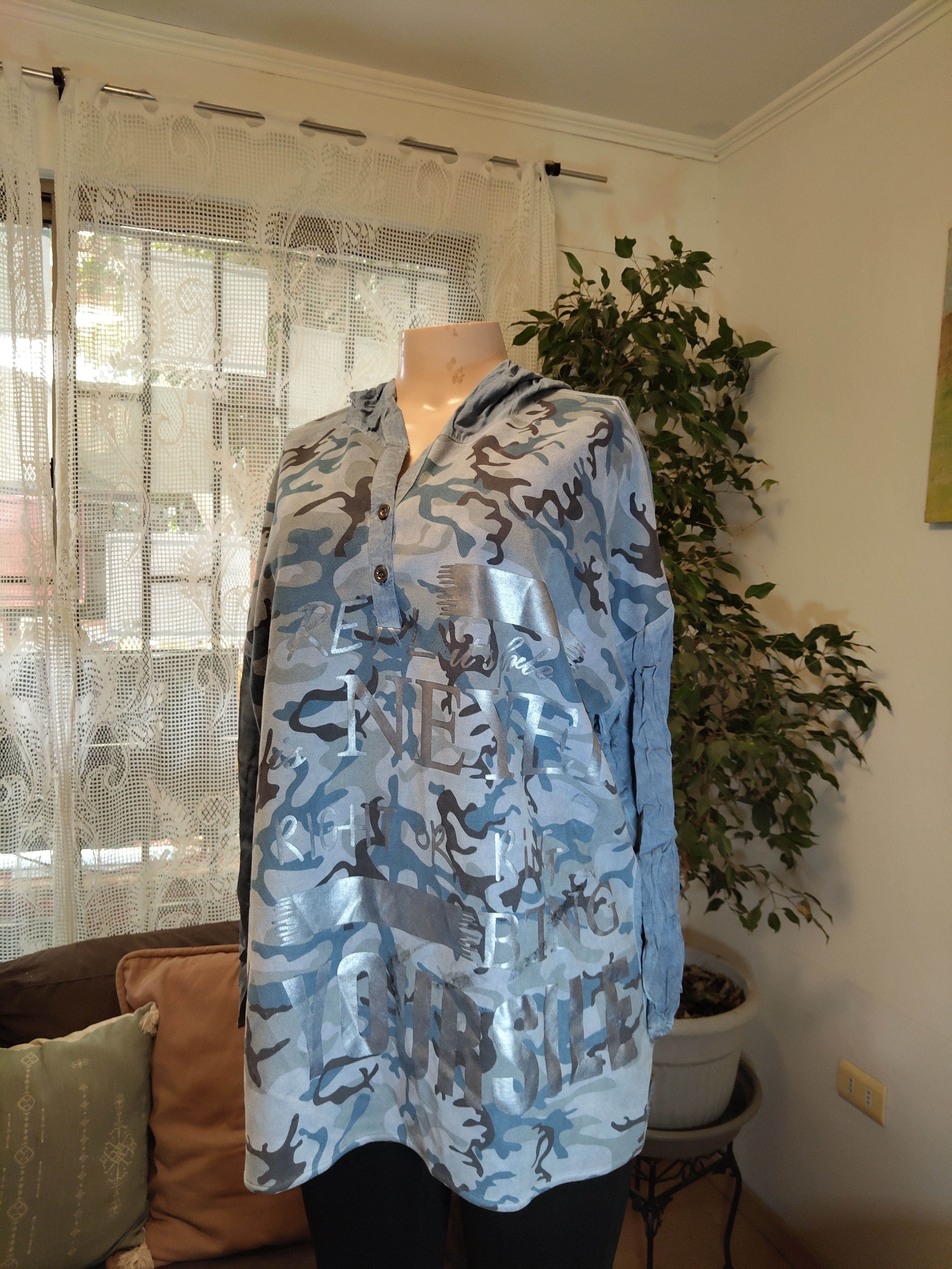 Túnica camo azul capucha texto plateado