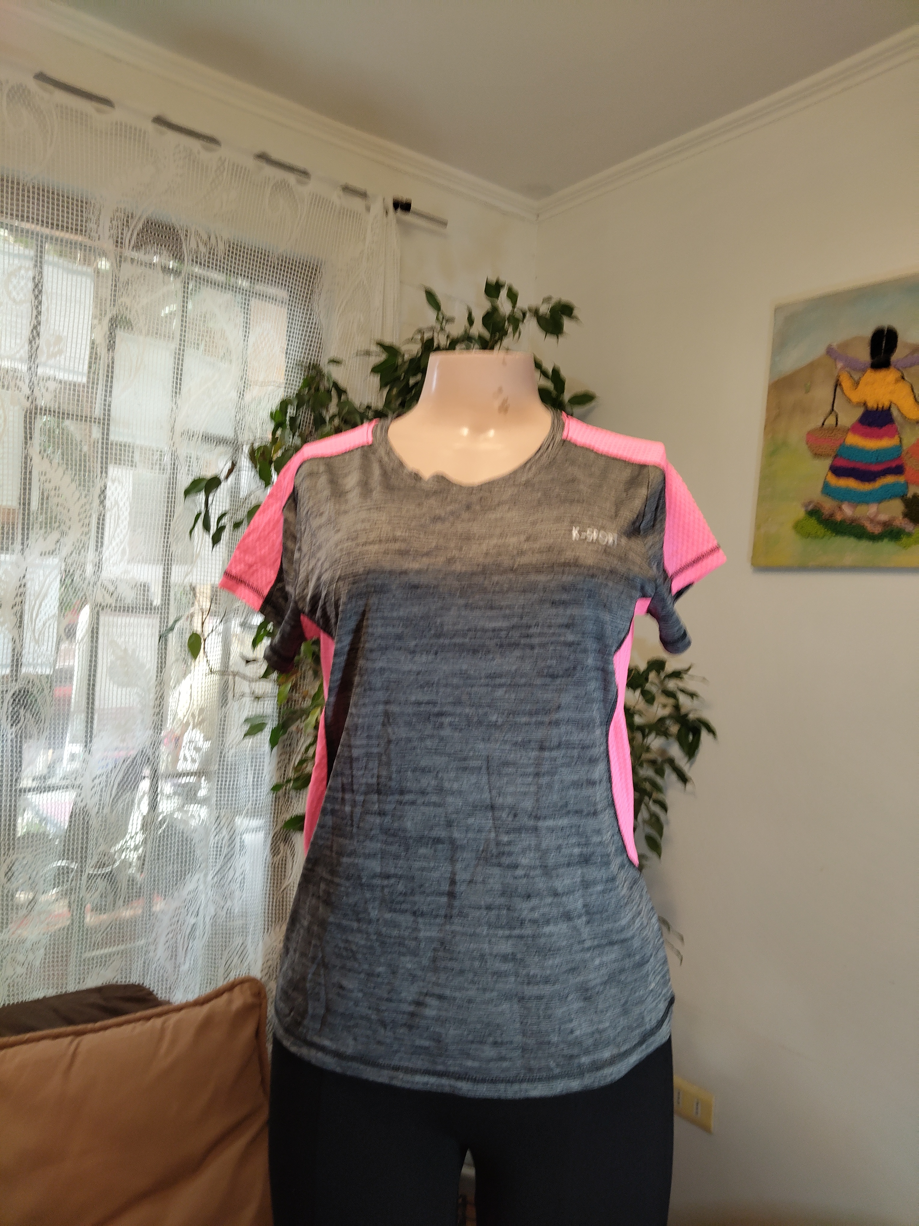 Polera deportiva gris jaspeado con rosa