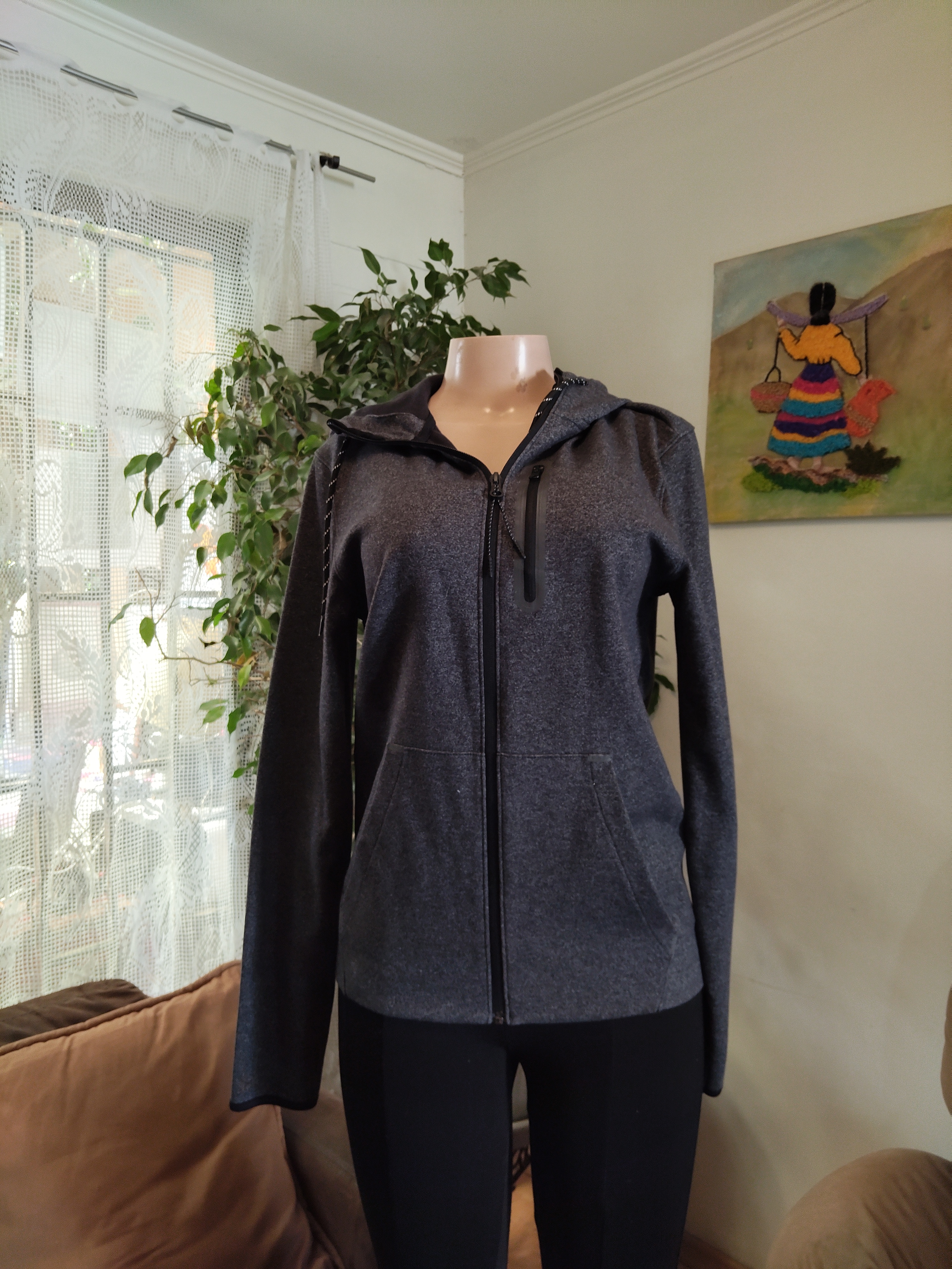 Hoodie gris oscuro con capucha y cierre