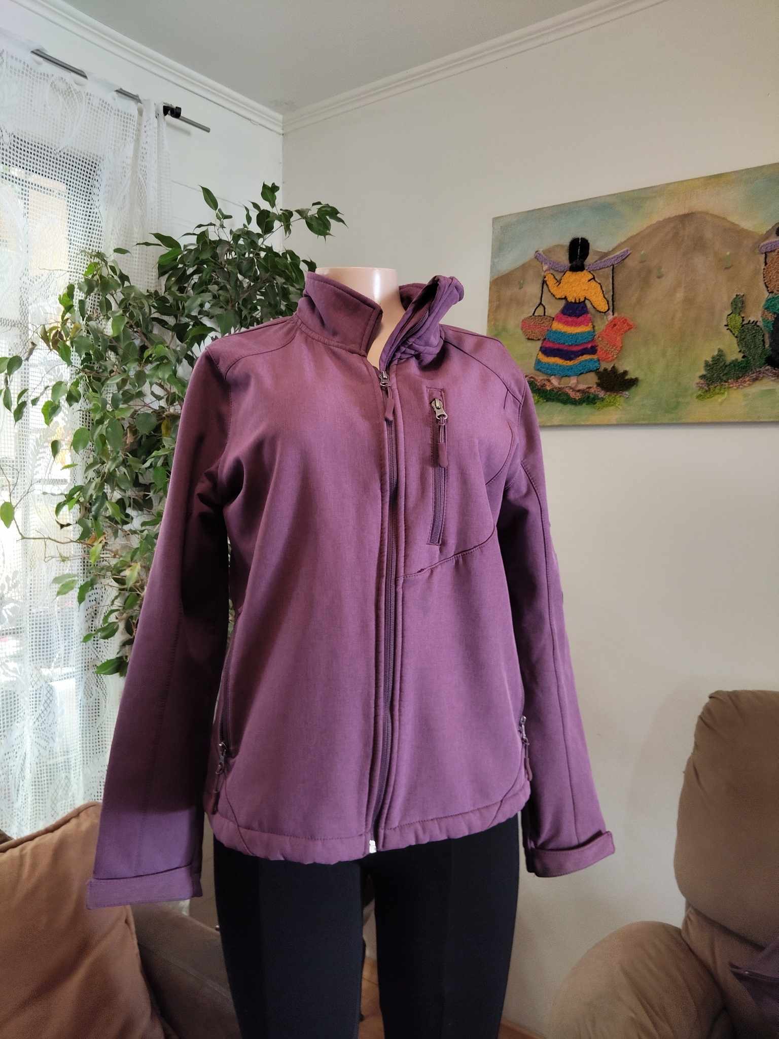 Chaqueta softshell ciruela con capucha multibolsillos