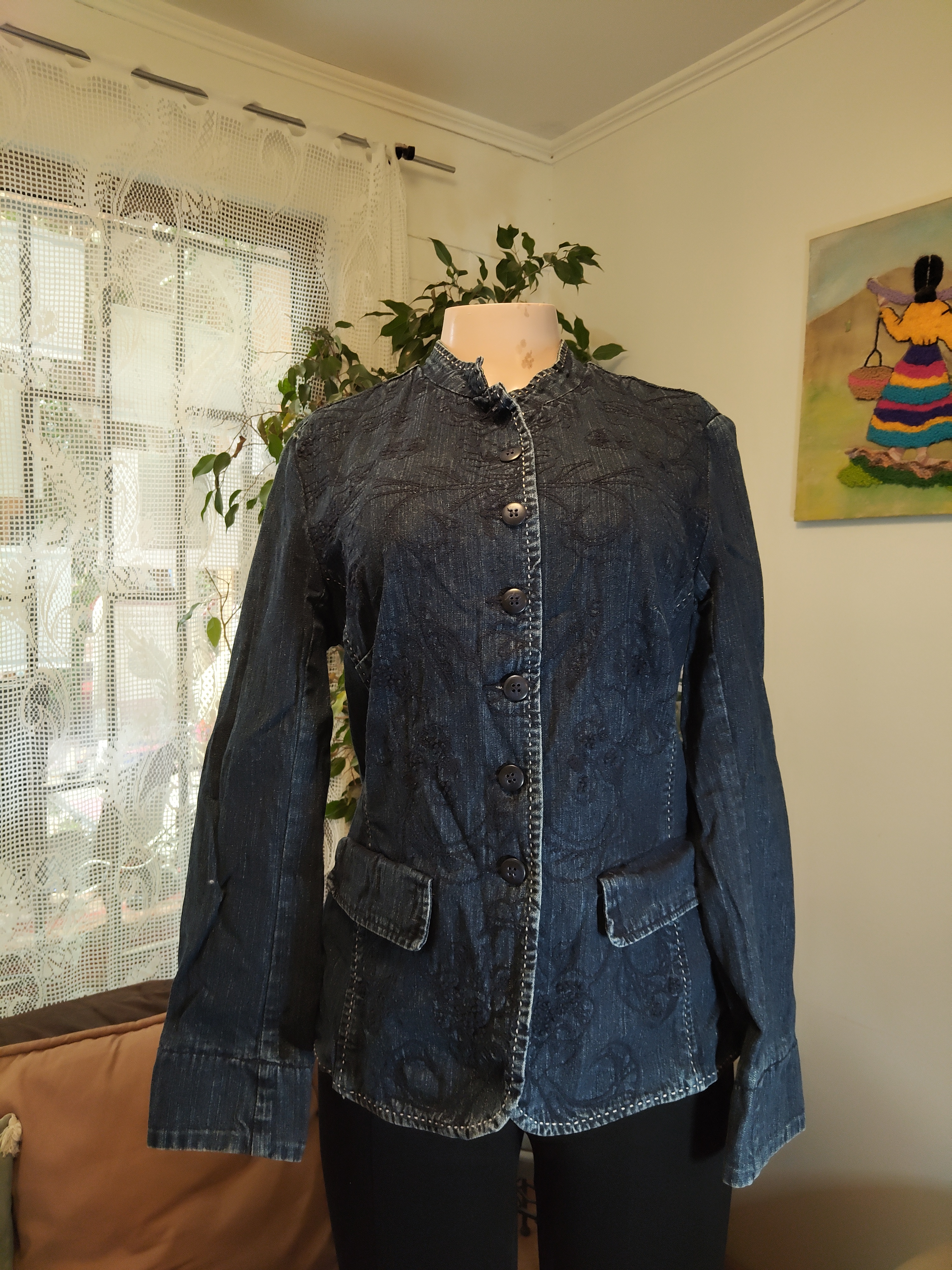 Chaqueta denim azul oscuro bordada entallada