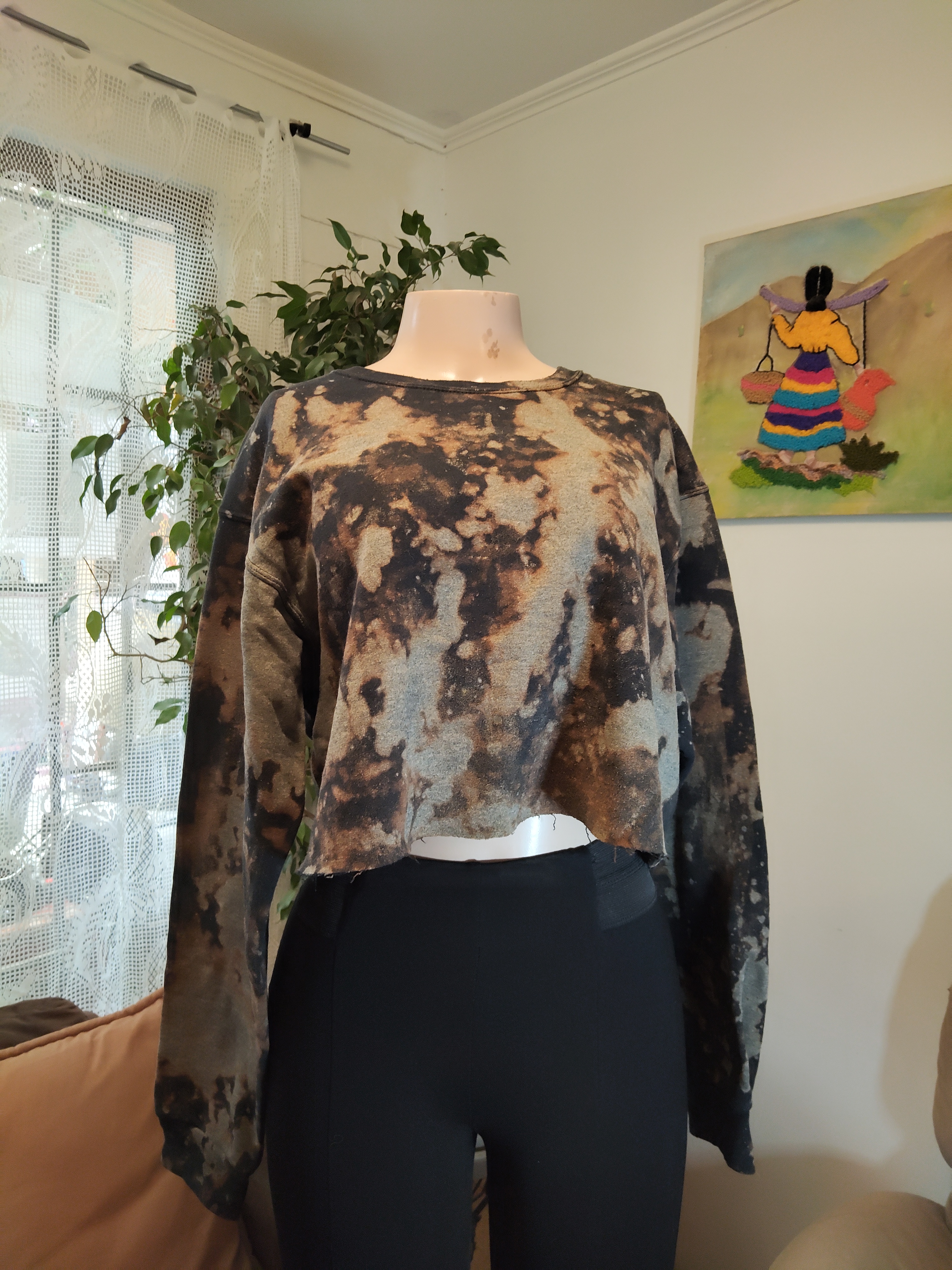 Buzo crop tie-dye negro y café