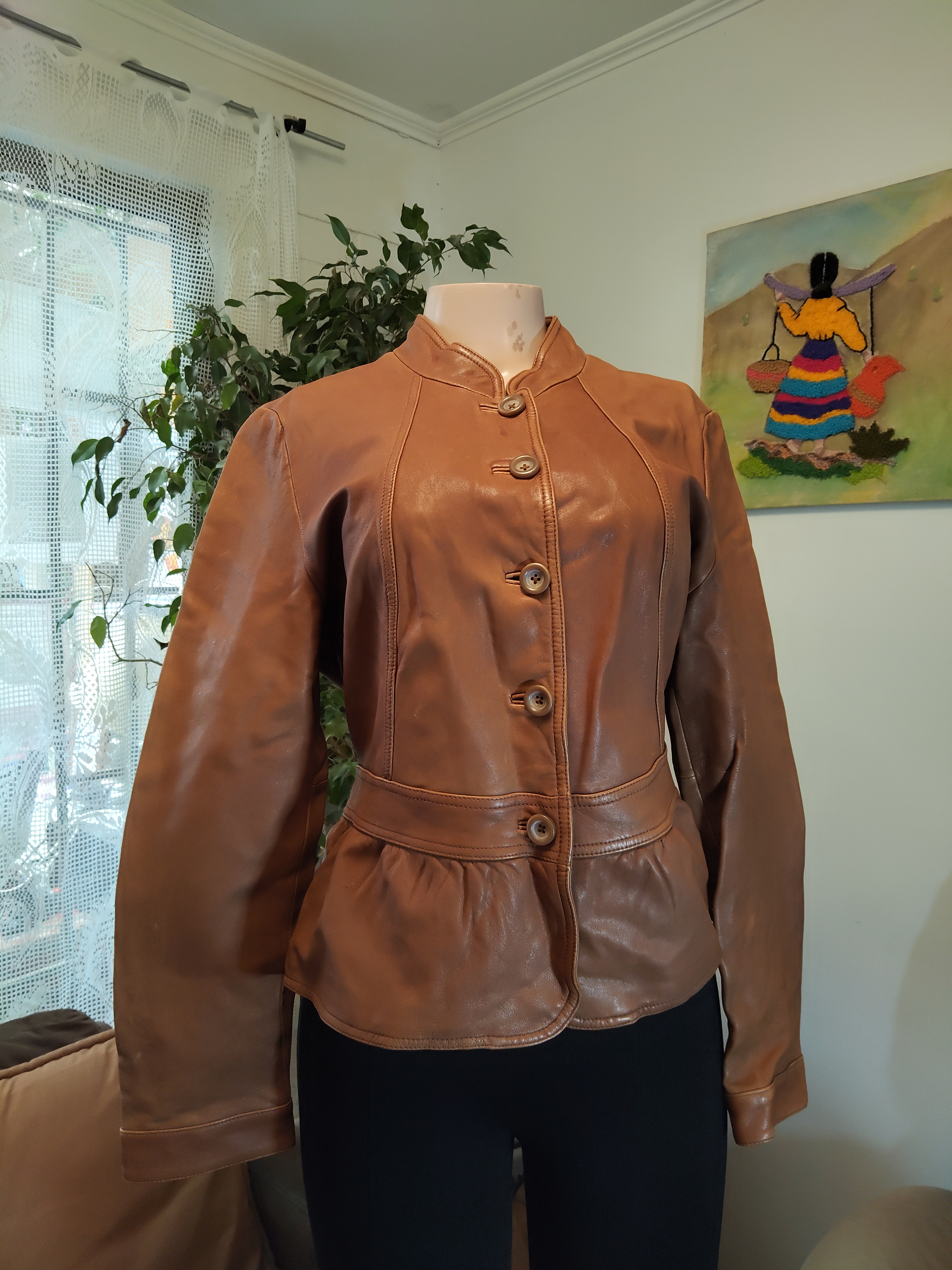 Chaqueta cuero camel con peplum