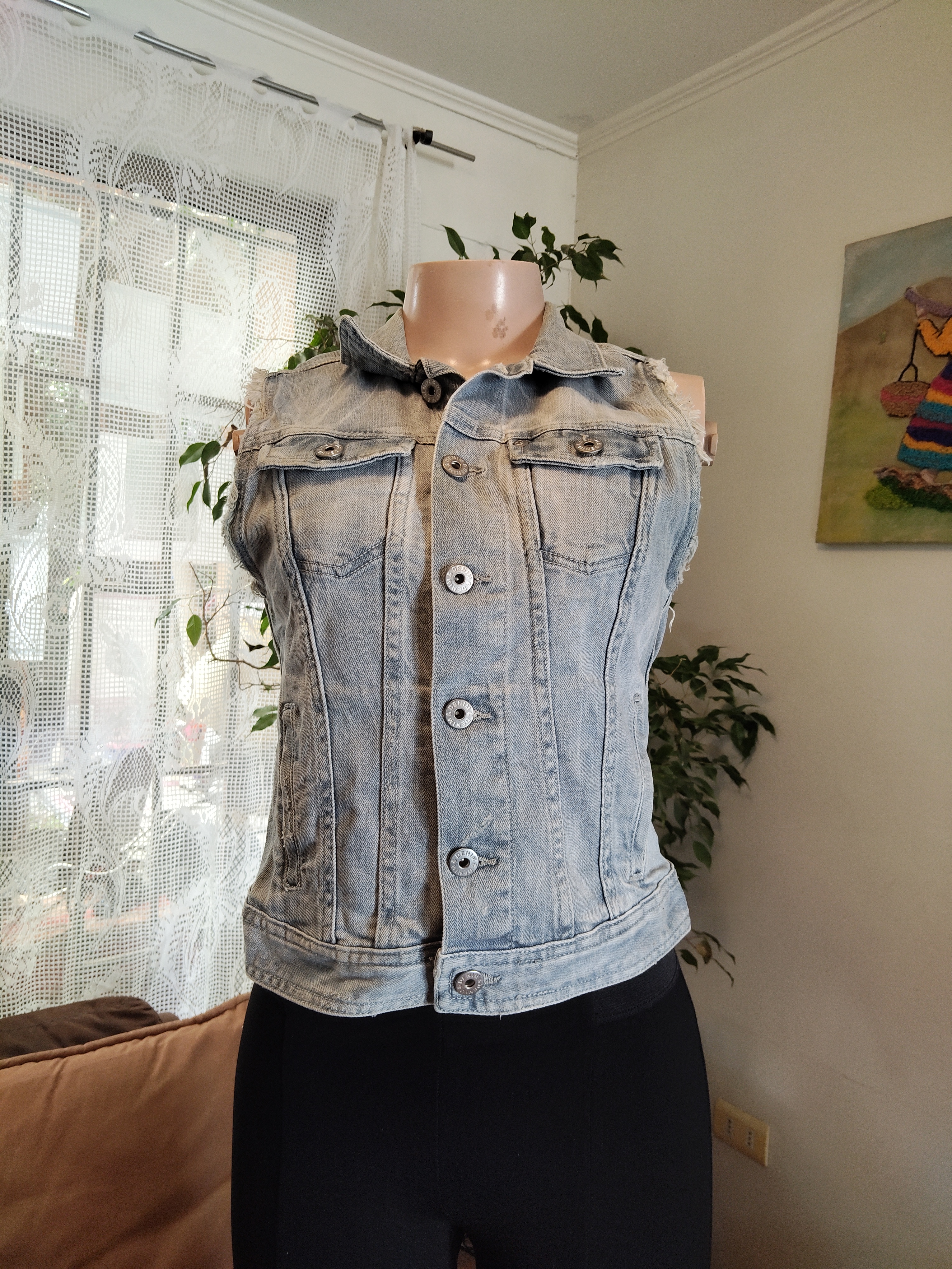 Chaleco jeans celeste desgastado con estrellas