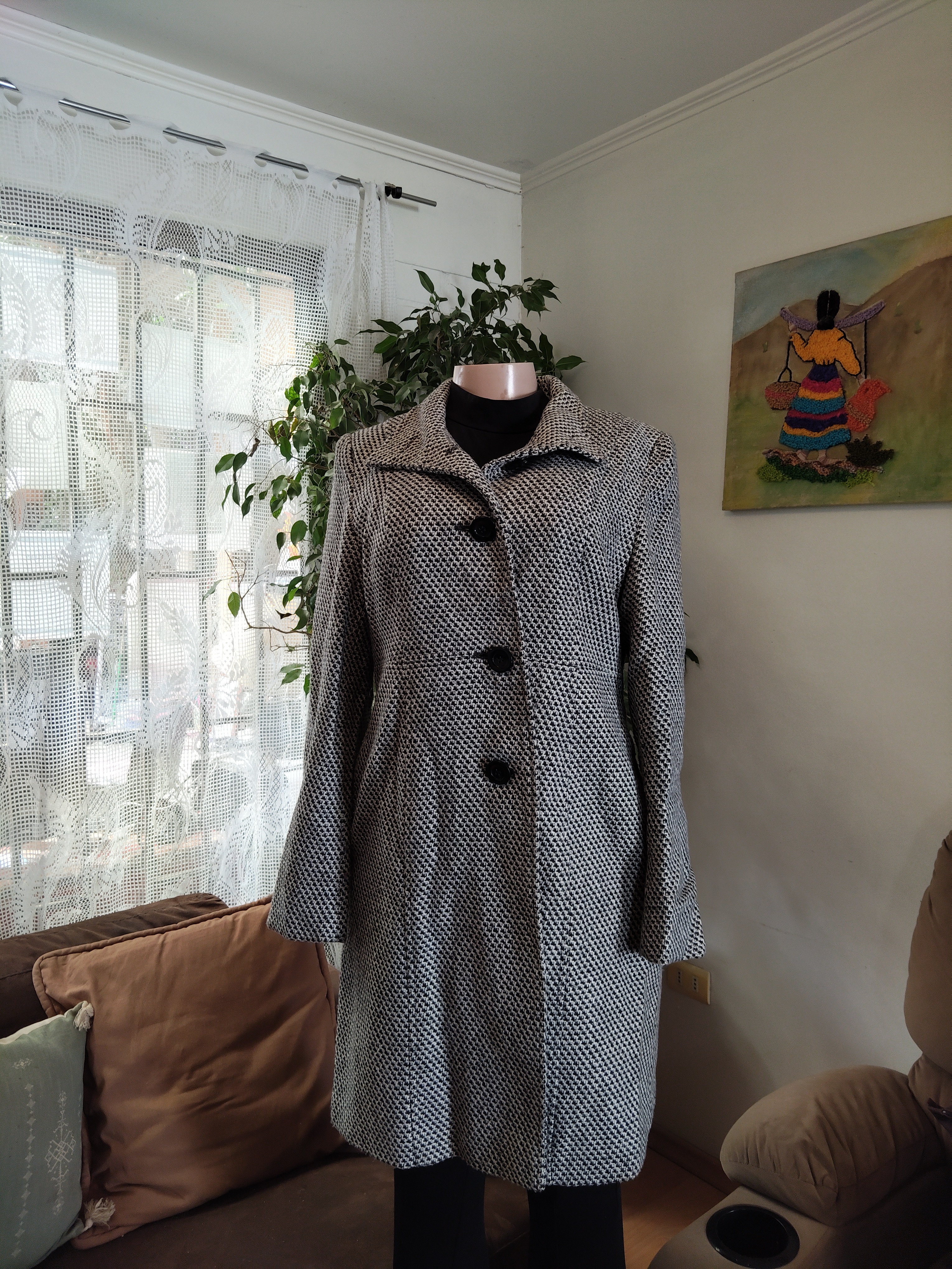 Abrigo largo tweed gris y negro con botones