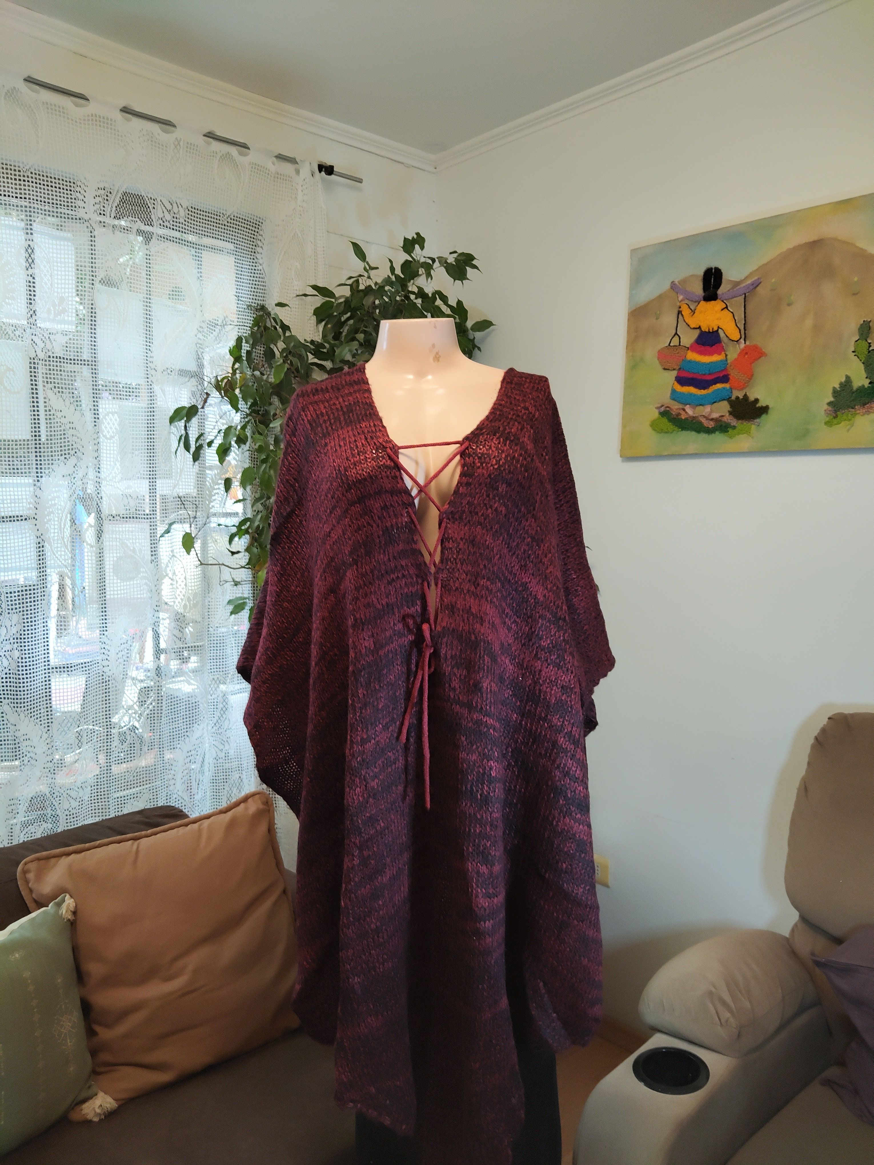 Poncho tejido burdeos V profundo con cordón