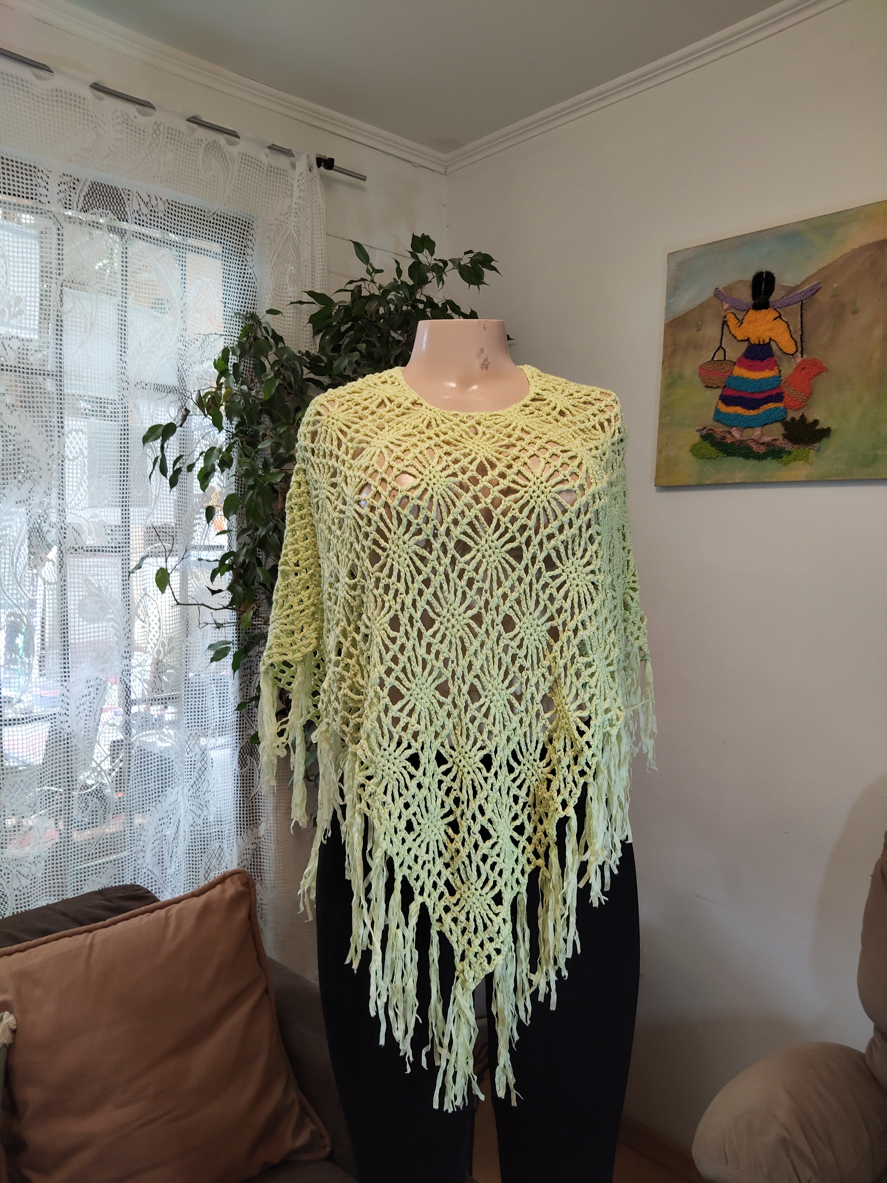 Poncho crochet verde limón con flecos