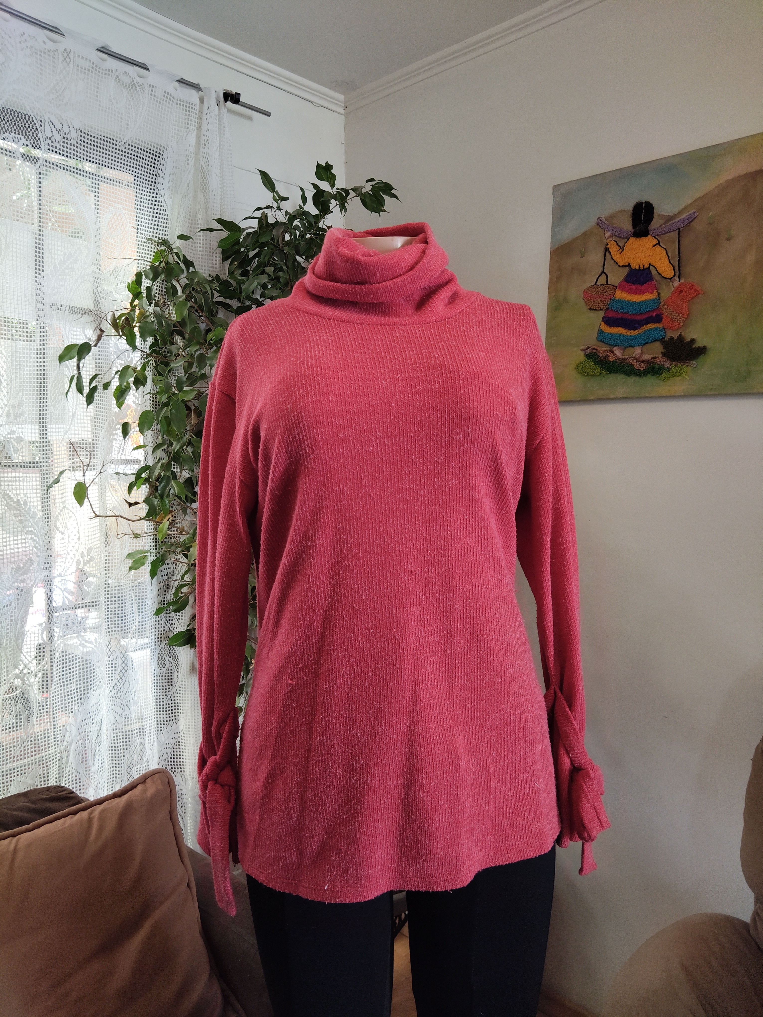 Sweater rosa frambuesa cuello alto puños lazos