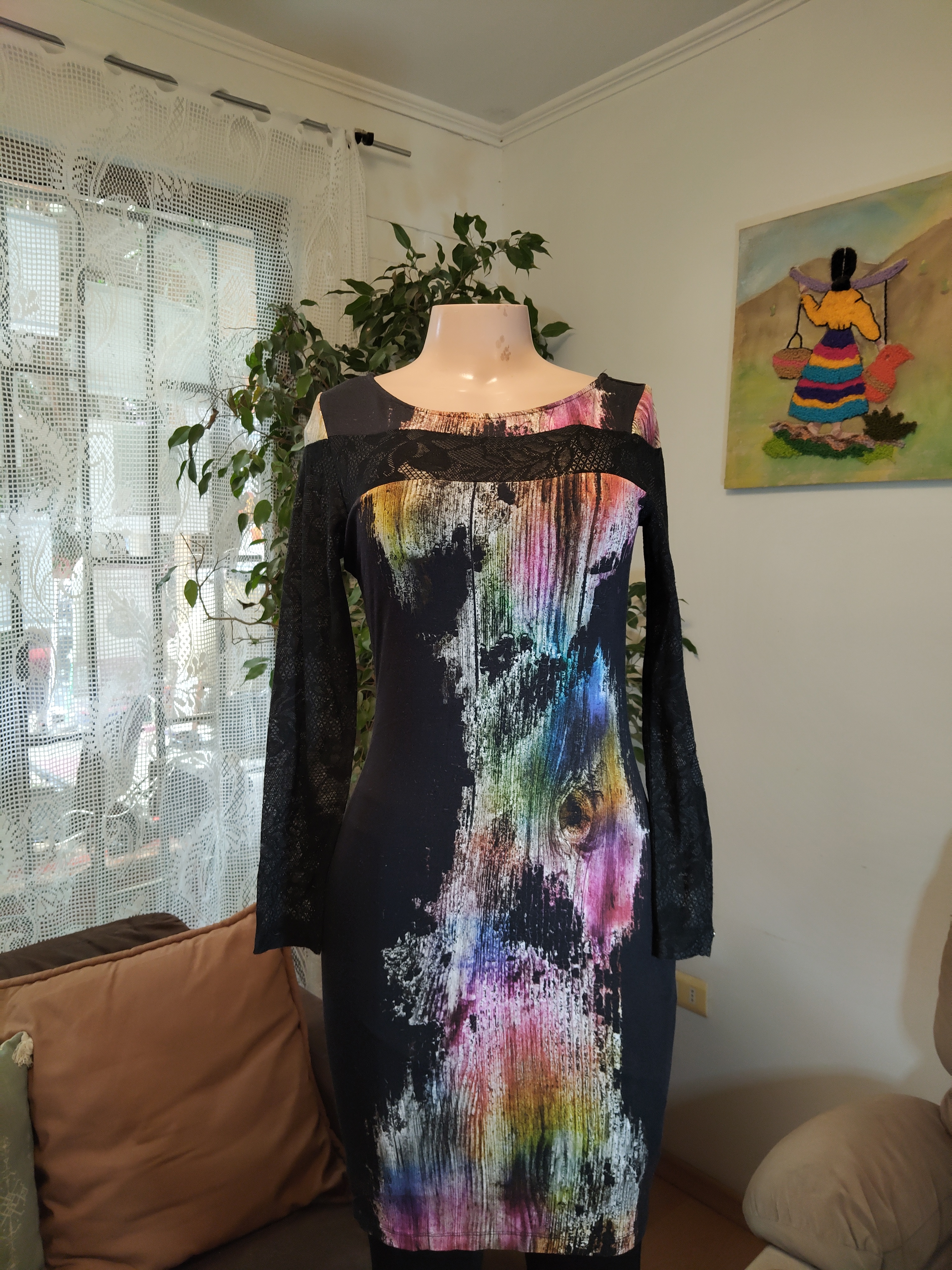 Vestido negro abstracto con manga encaje