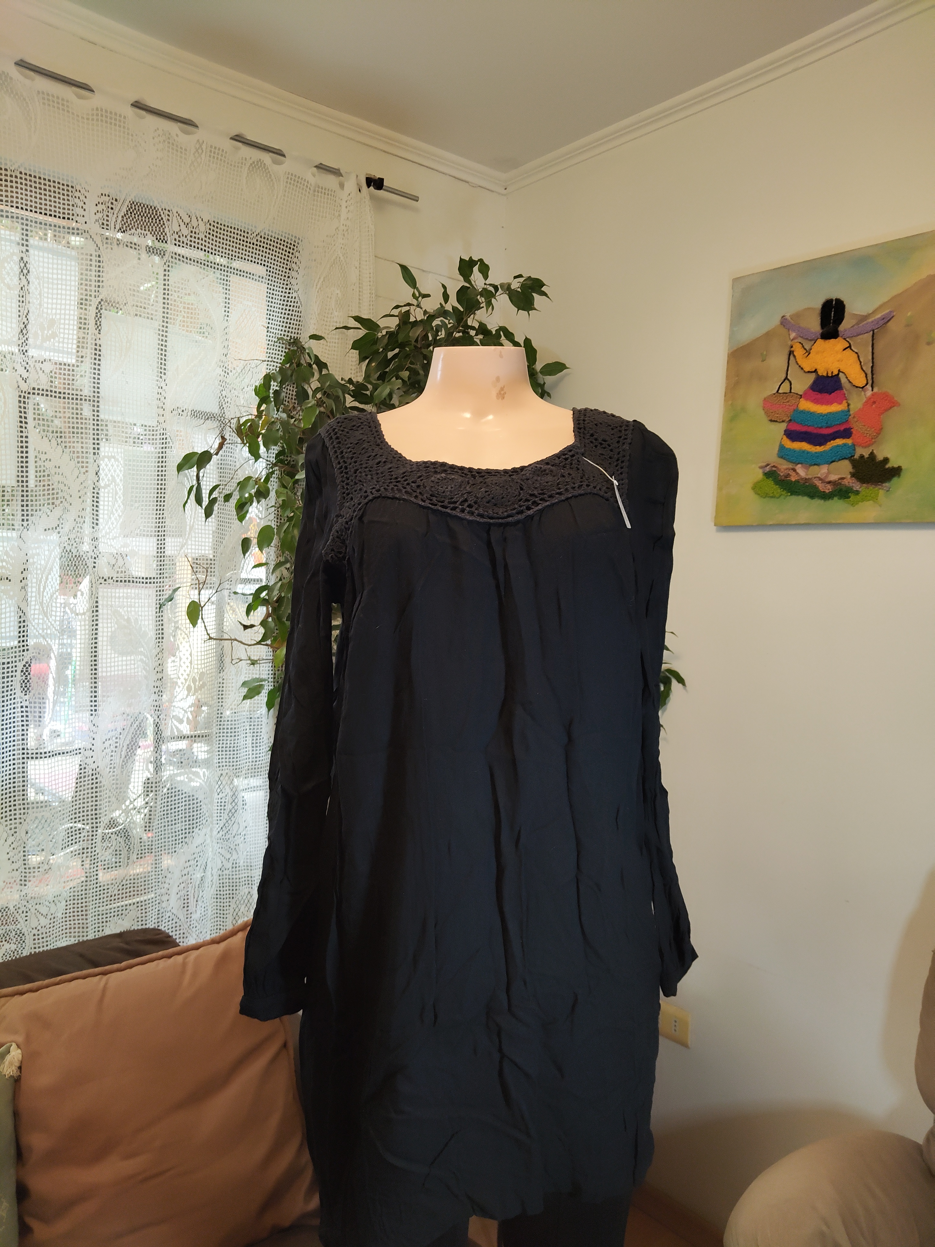 Vestido túnica negro con encaje crochet