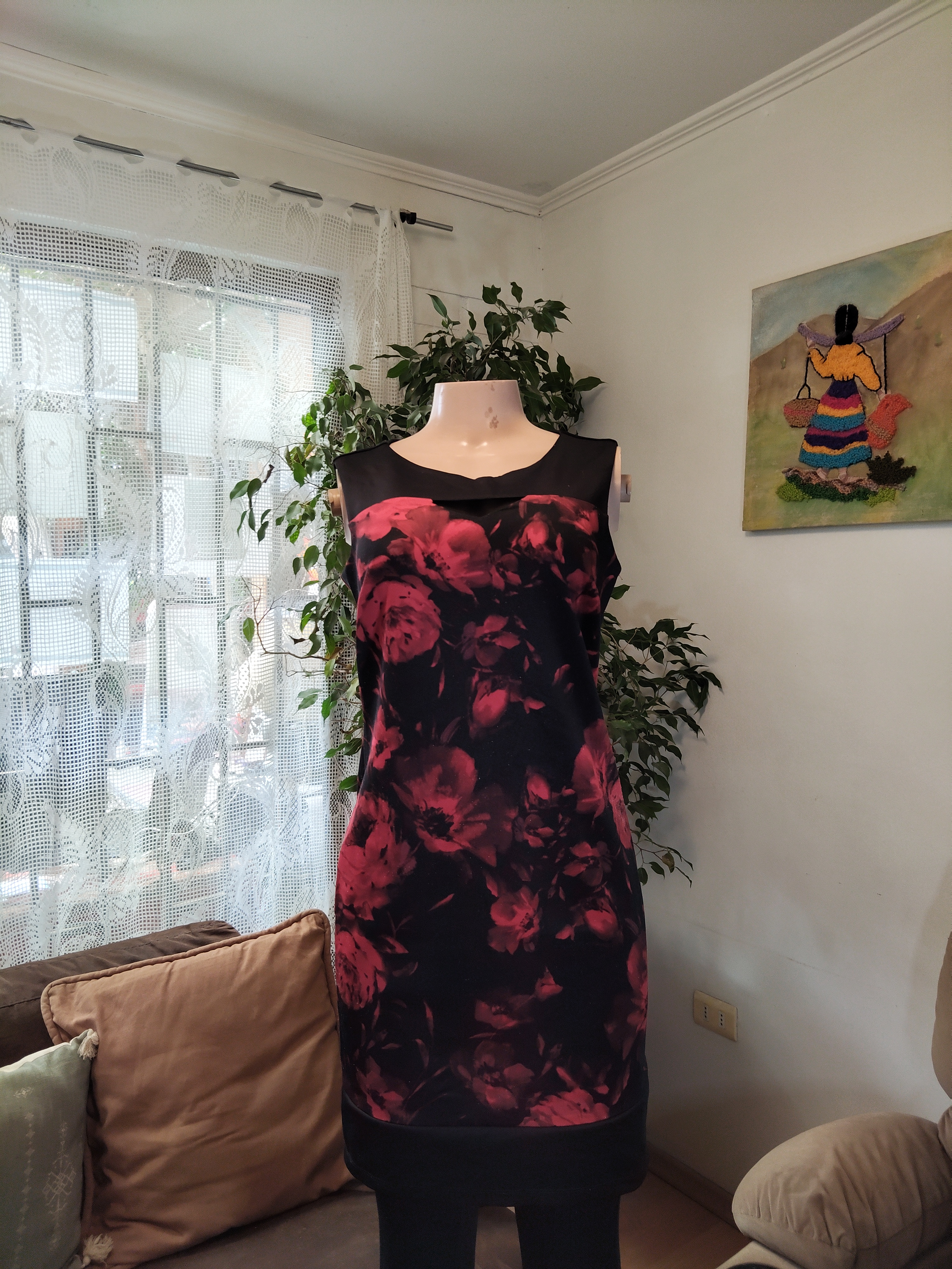 Vestido negro floral rosas rojas sin mangas