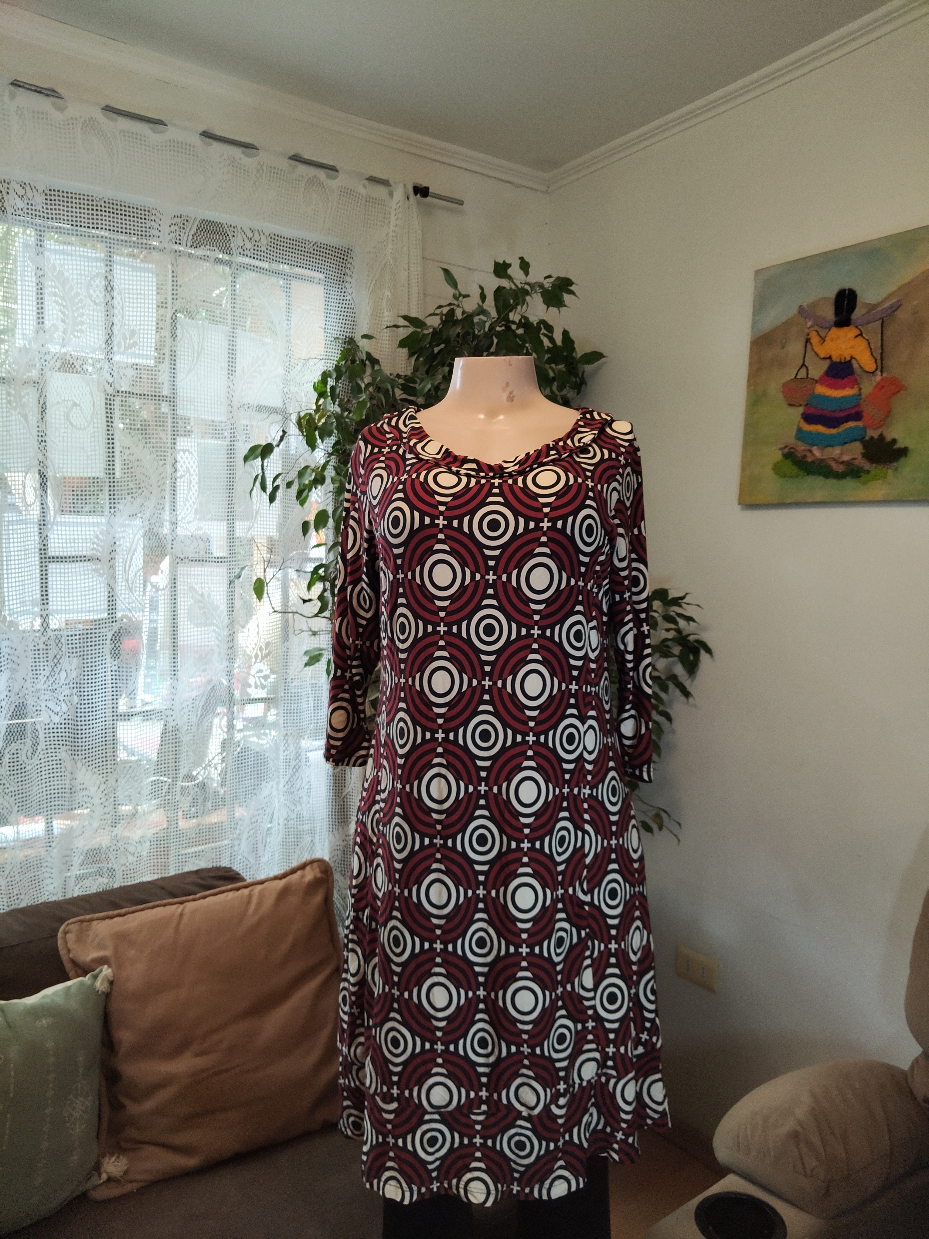 Vestido geométrico burdeo y blanco manga 3/4