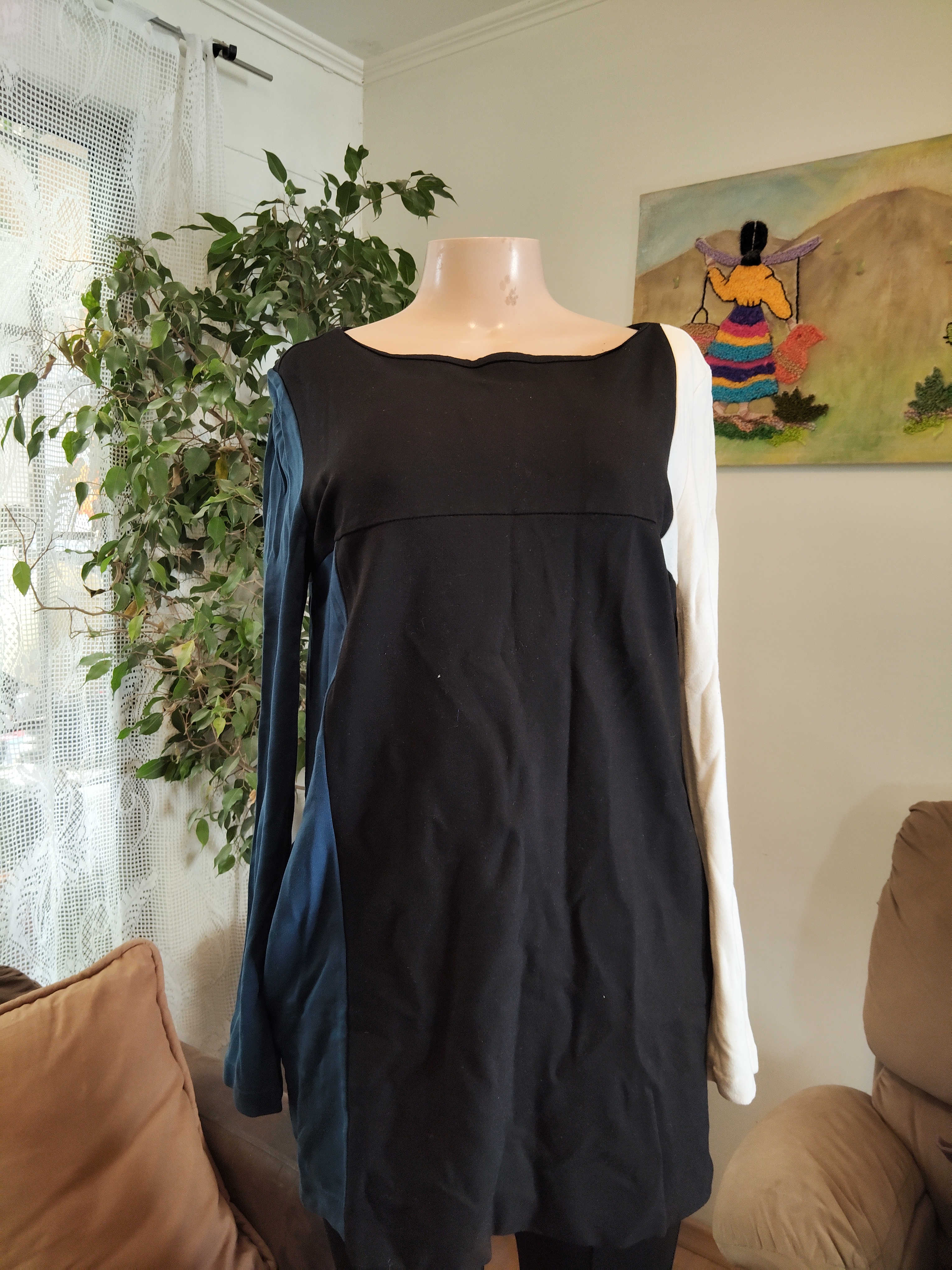 Vestido negro bicolor manga blanca