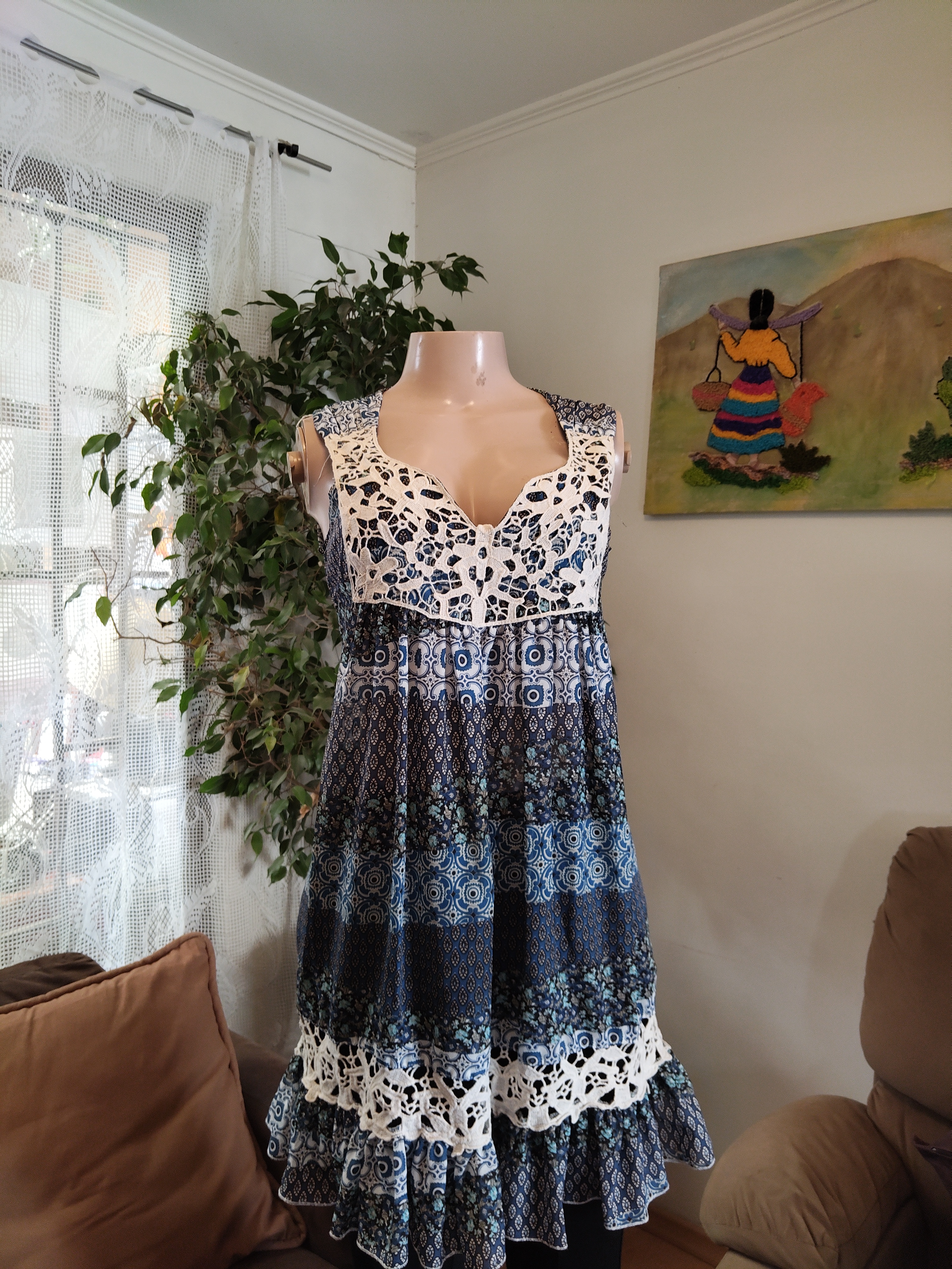 Vestido azul estampado geométrico con encaje