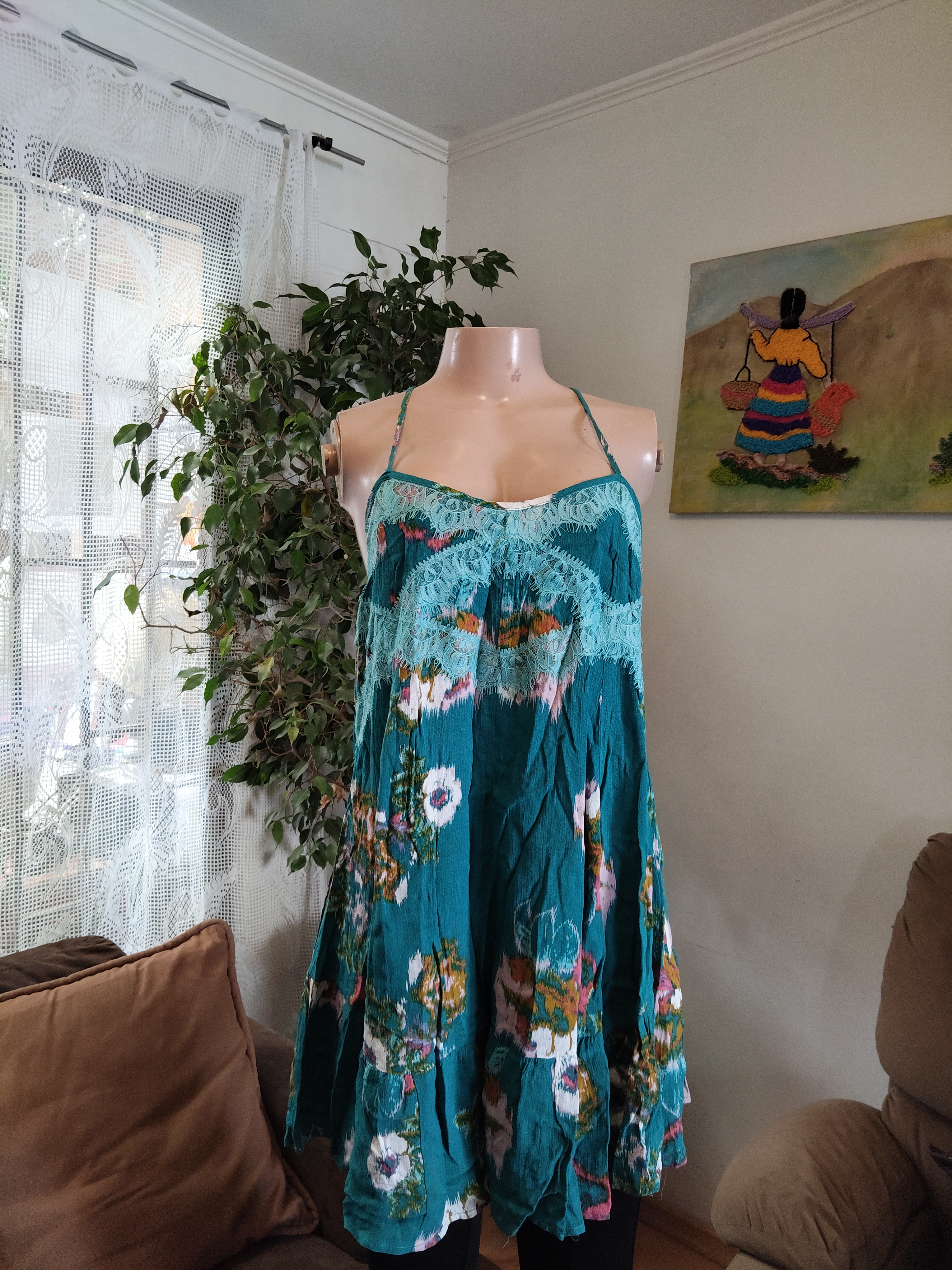 Vestido verde teal floral con encaje y tirantes