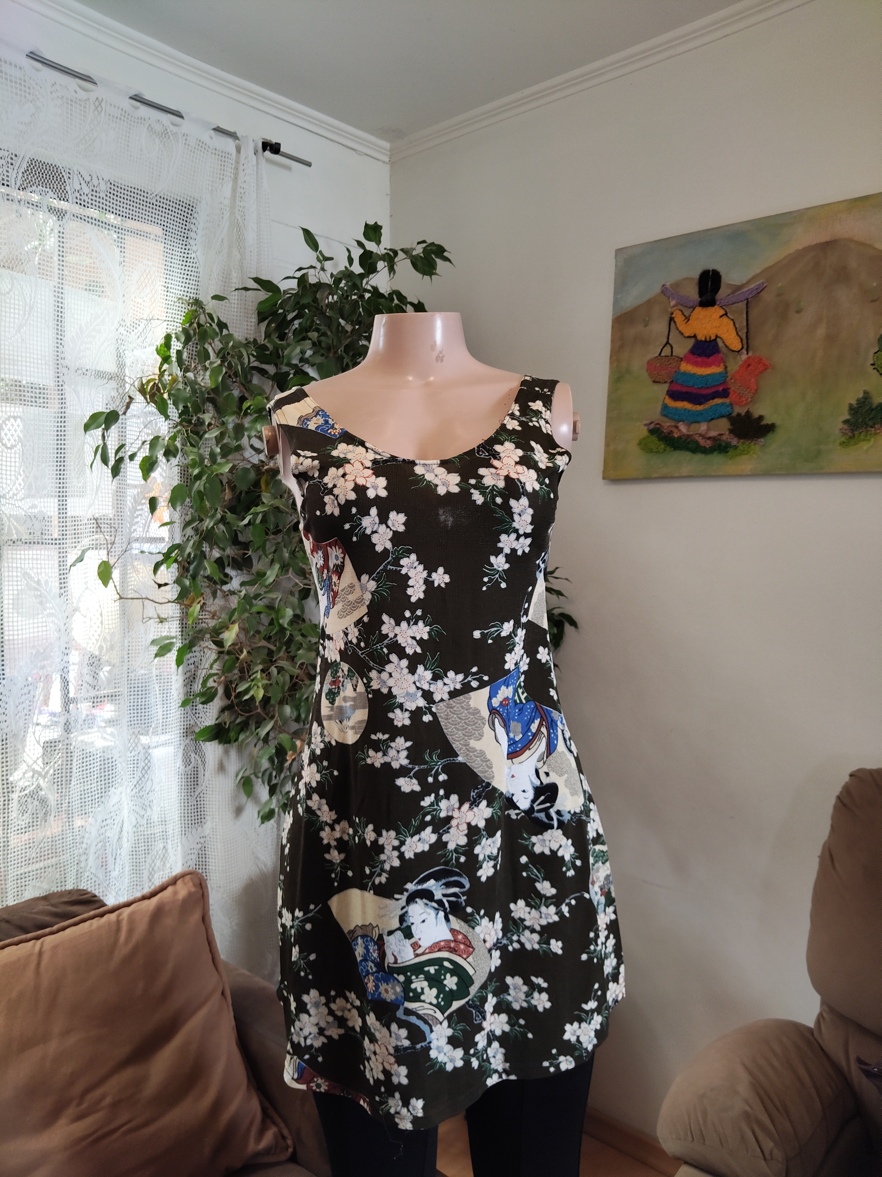 Vestido negro estampado japonés sin mangas