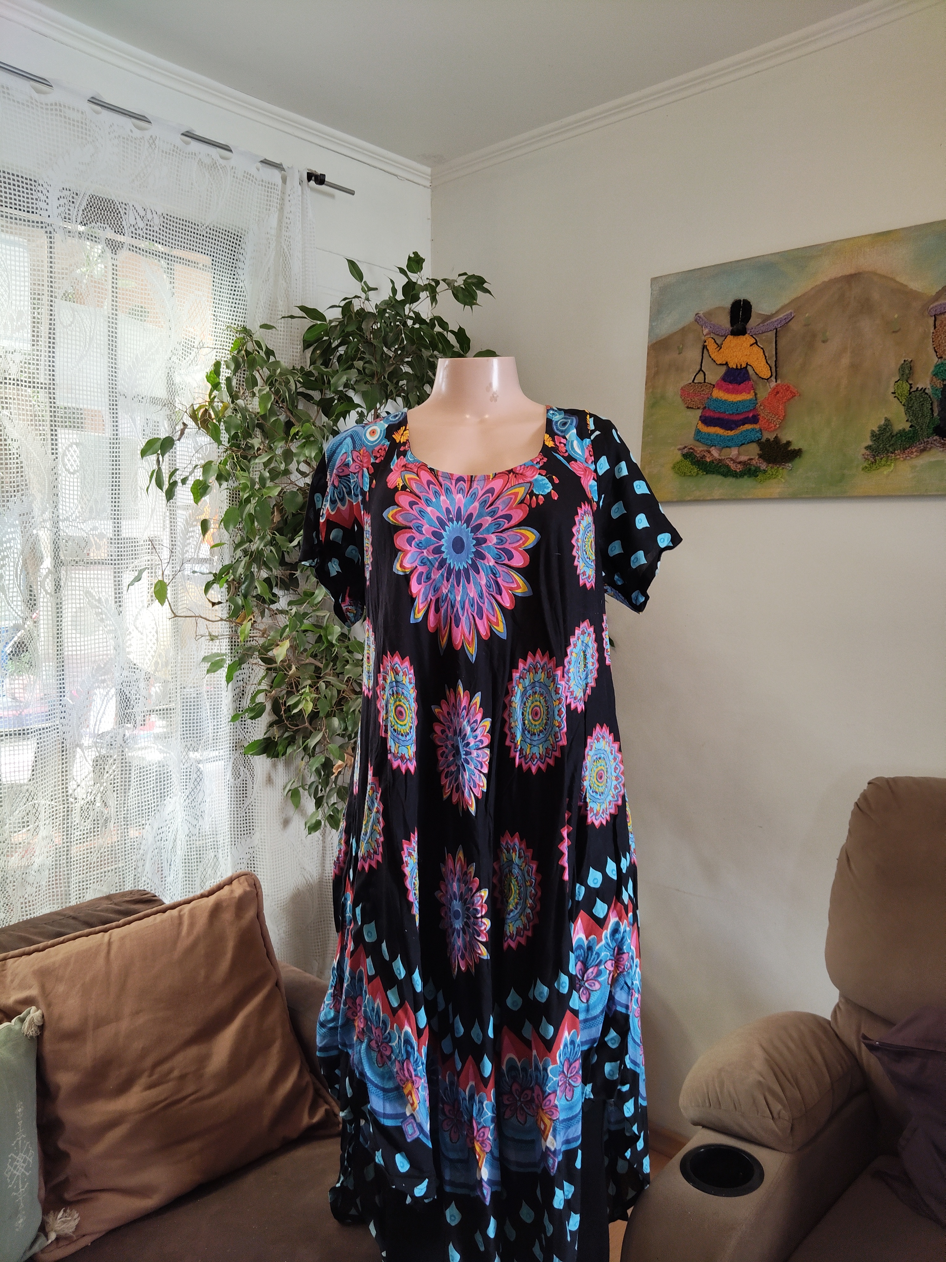 Vestido negro mandala multicolor manga corta