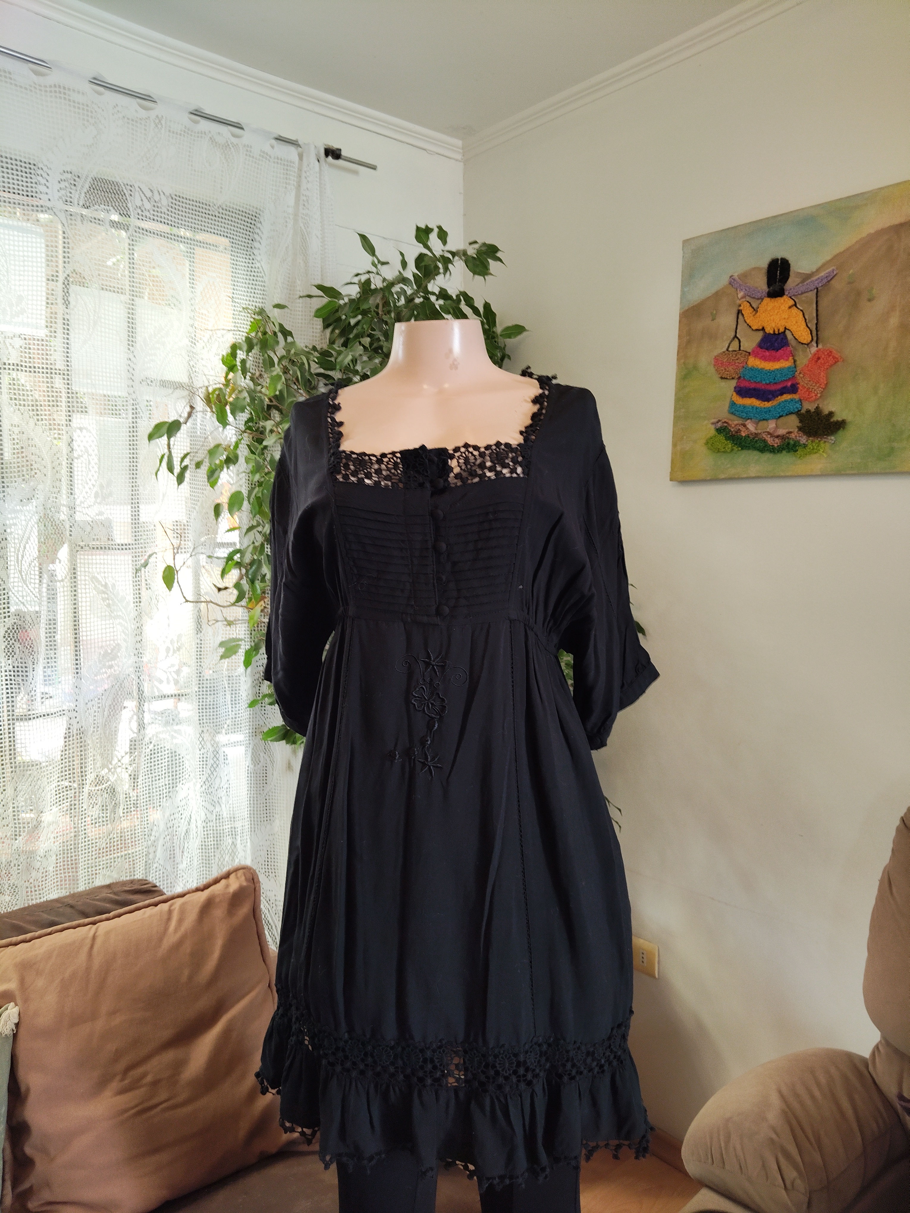 Vestido negro encaje botones manga larga