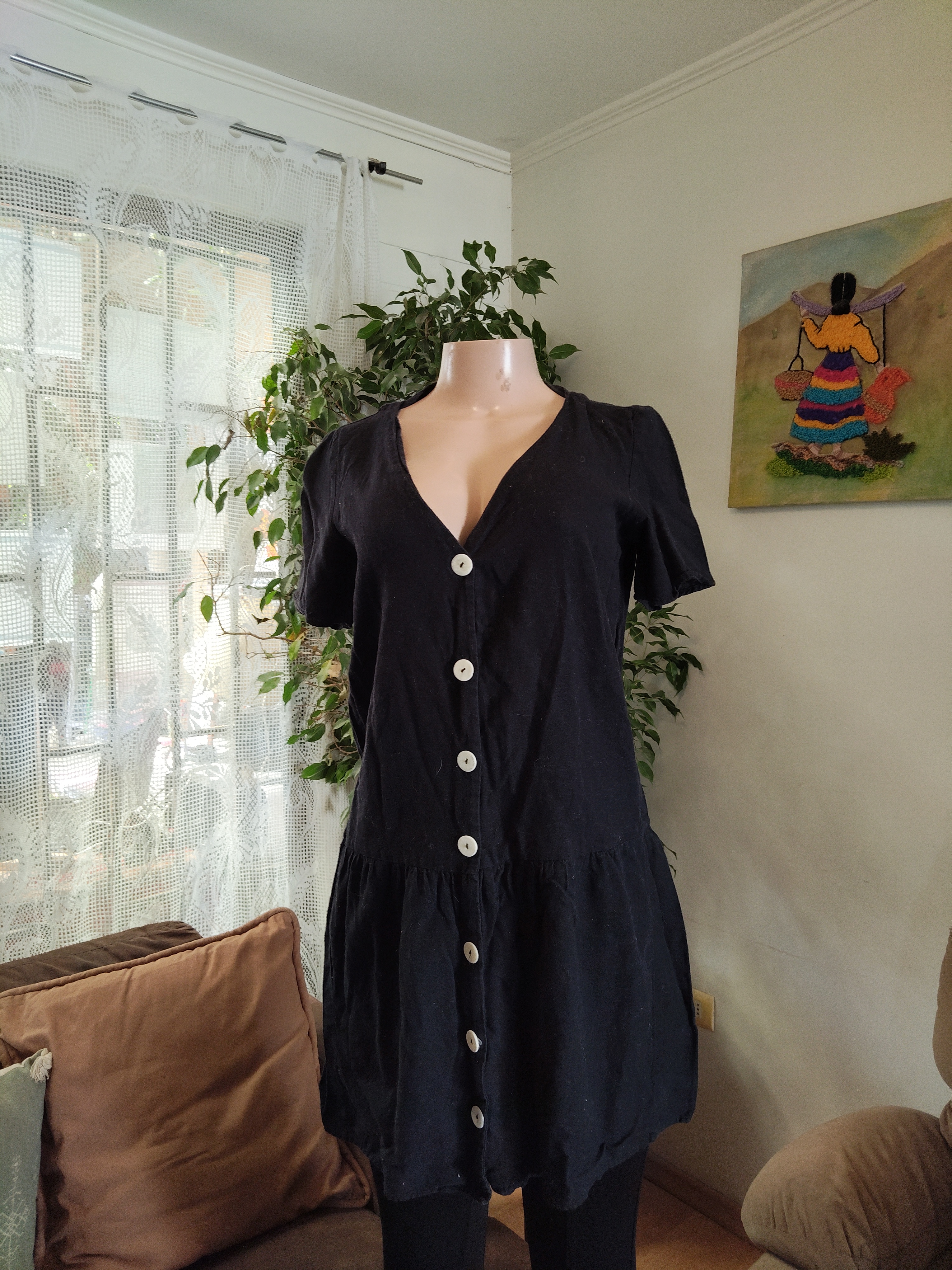 Vestido negro manga corta botones volado