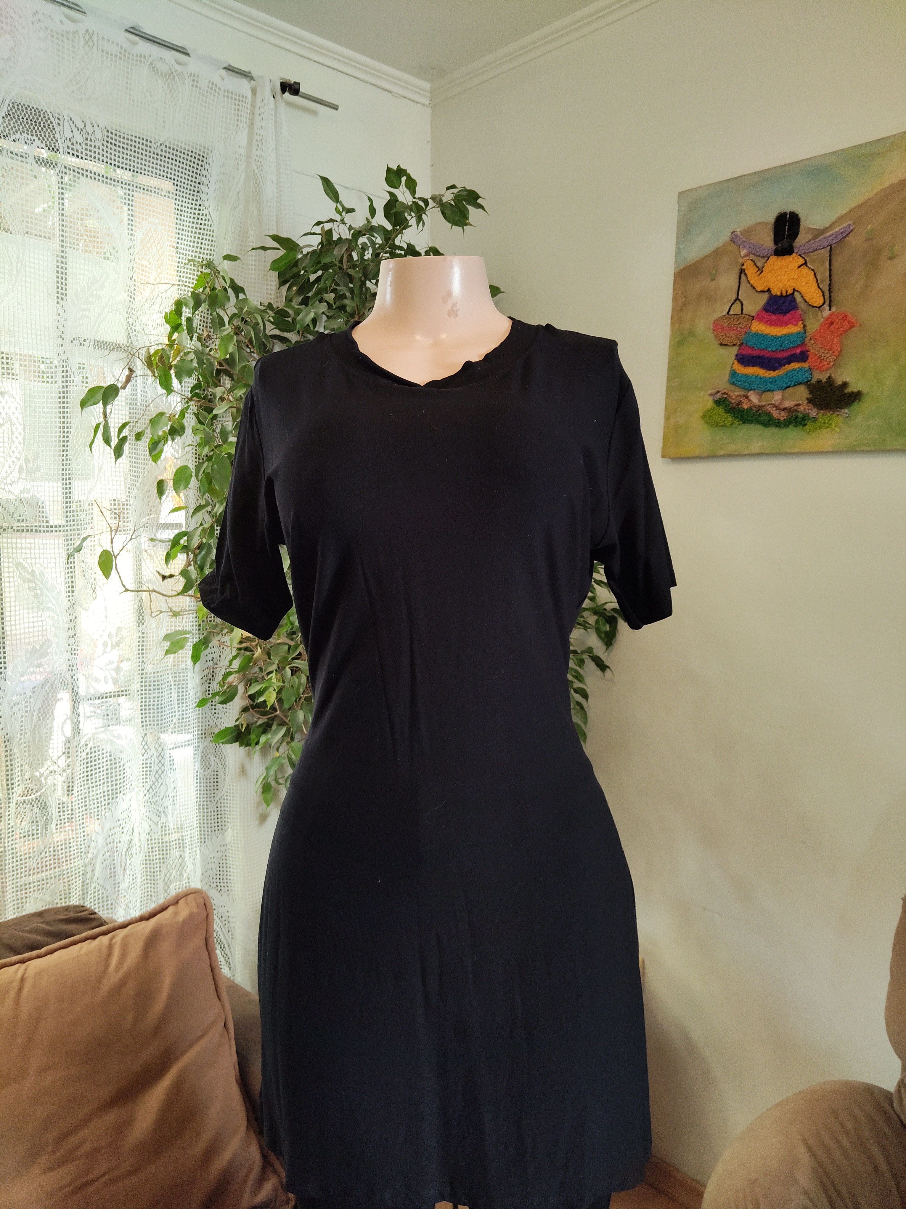 Vestido negro liso manga corta ajustado