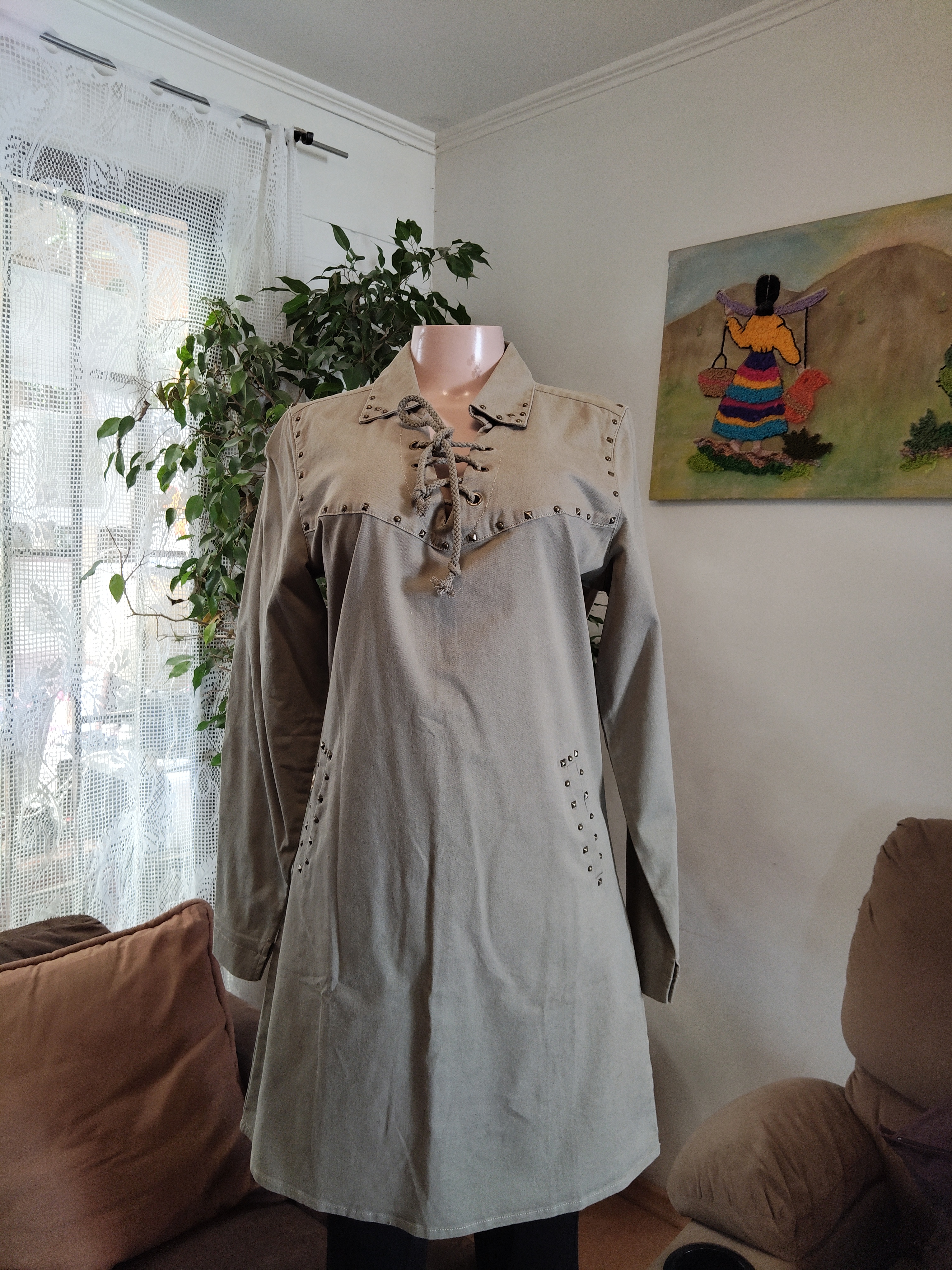 Túnica safari beige con cordón y tachas